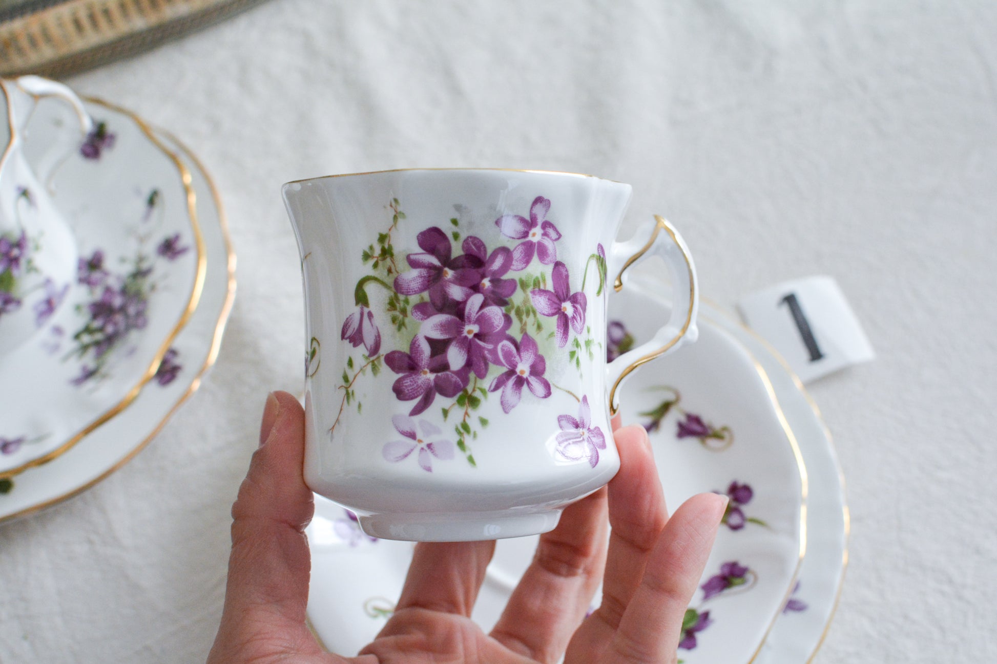 ハマースレイの人気シリーズ、ヴィクトリアンバイオレットシリーズのティートリオ。可憐なすみれの模様と優雅なシェイプがとても美しいお品です。製造年代などですみれの模様が少しずつ違い、それぞれに魅力があります。ハマースレイらしいエレガントなデザインでおうちティータイムを華やかに盛り上げてくれます。こちらは1セットの価格です。在庫が2セットあり、絵柄や色味が少しずつ異なります。トリオ①〜②からお選びください。