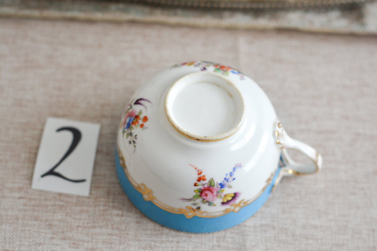 コールポートのハンドペイントで描かれた花々がとても美しいティートリオです。以前色違いのコバルトブルーのトリオをご紹介したことがあります。シリーズ名はないのですが、何色かカラーバリエーションがあります。ターコイズブルーはどのシリーズにおいても貴重なカラー。ターコイズブルーに金彩のコントラストがとても豪華な印象です。特別なティータイムにどうぞ。