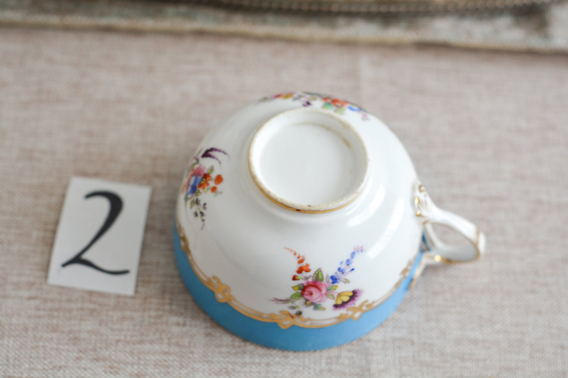 コールポートのハンドペイントで描かれた花々がとても美しいティートリオです。以前色違いのコバルトブルーのトリオをご紹介したことがあります。シリーズ名はないのですが、何色かカラーバリエーションがあります。ターコイズブルーはどのシリーズにおいても貴重なカラー。ターコイズブルーに金彩のコントラストがとても豪華な印象です。特別なティータイムにどうぞ。