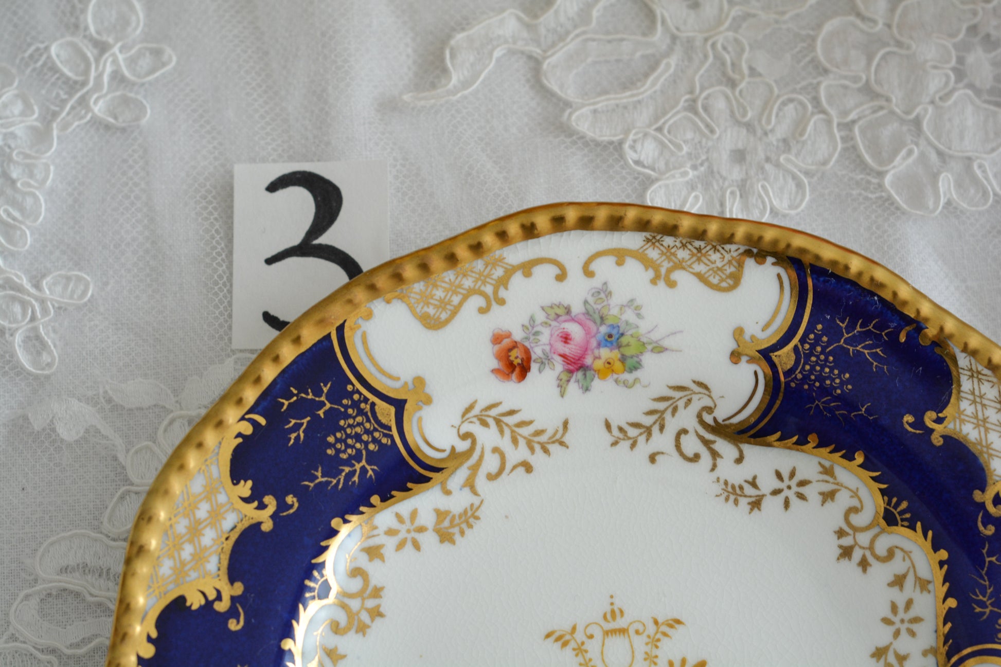 コールポートの代表作と言ってもいい、バットウィングシリーズ。こちらはコバルトブルーのティートリオです。重厚感のあるコバルトブルーと金彩のコントラスト、美しいシェイプ。凛としさ美しさがありオーラを感じます。最近はバットウィングも探すのがとても困難になってきました。心が躍るカップでティータイムをお楽しみいただけたら嬉しいです。こちらは1セットの価格です。全部で6セット在庫がございます。状態で価格が変わります。