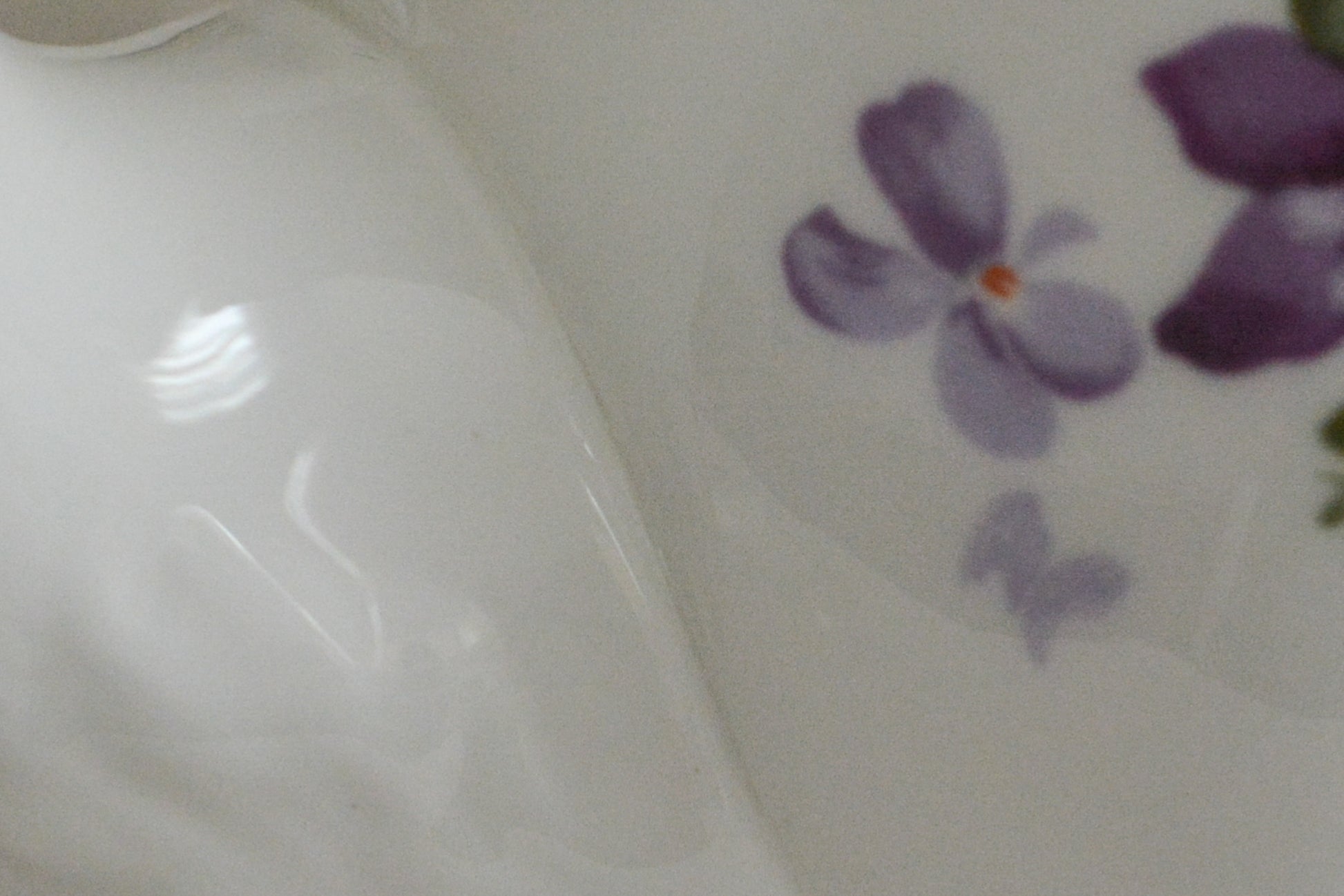 ハマースレイの人気シリーズ、ヴィクトリアンバイオレットシリーズのラージサイズのティーポットです。可憐なすみれの模様と優雅なシェイプがとても美しく、おうちティータイムを華やかに盛り上げてくれます。とても存在感があって、テーブルを華やかに盛り上げてくれます。お客さまのおもてなしにはもちろん、ご家族やご友人との楽しいティータイムにもぜひ。