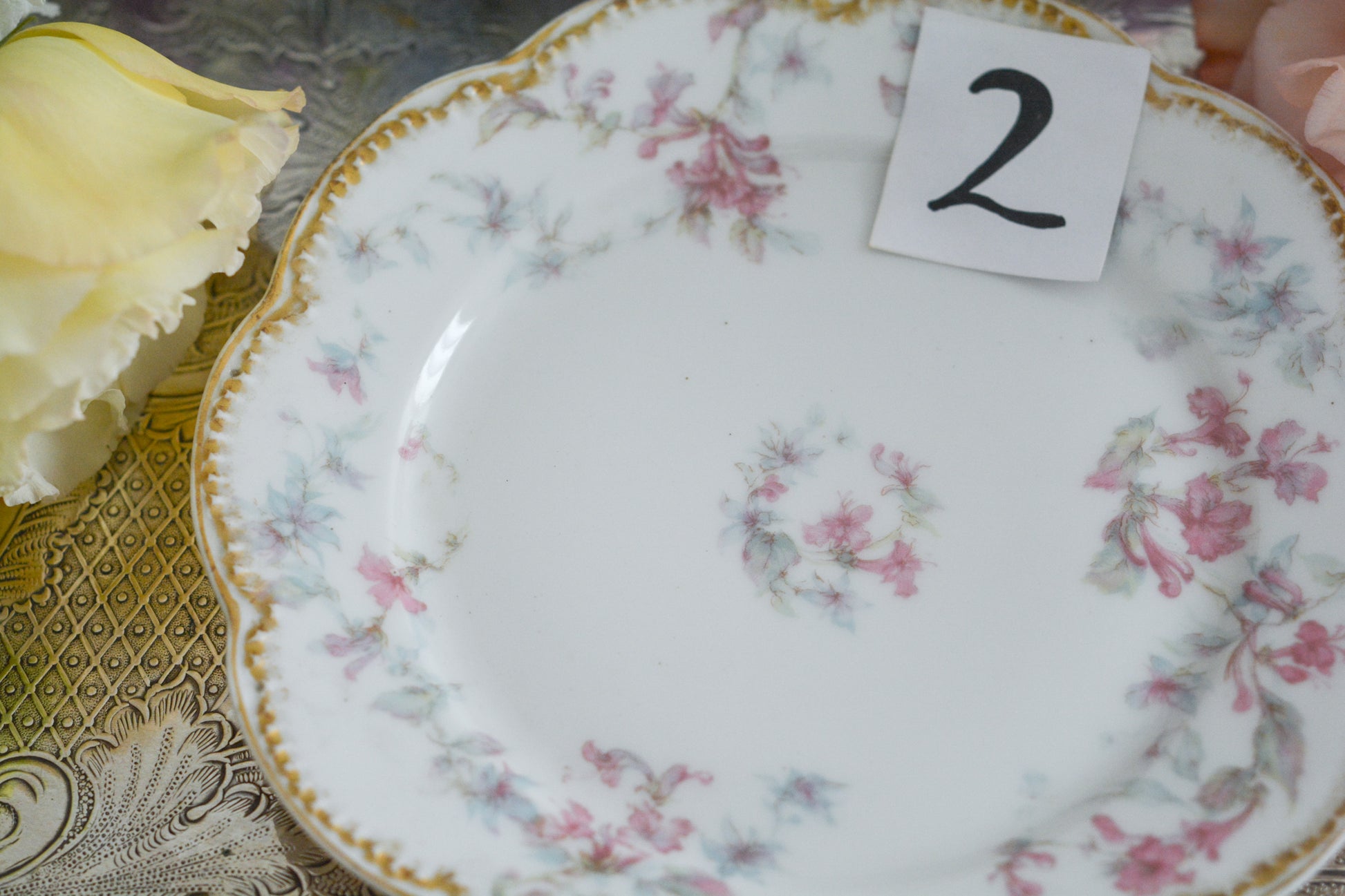 フランスのリモージュ、アビランドのティートリオです。 淡いタッチのお花がとっても可愛らしいです。柔らかで優しげな印象で、癒しのティータイムの時間を過ごせそうですね。これから春のティータイムにもぴったりです。こちらは在庫が2セットございます。ティートリオ①、ティートリオ②からお選びください。