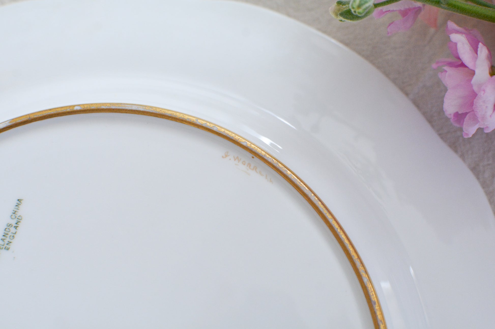 コープランドのエレガントなプレートが入荷しました。以前ご紹介したことのあるプレートです今回また出会うことができました。クリームカラーの地のお色に金盛りの繊細な模様に、可憐なバラが描かれた大変美しいプレート。ティータイムを華やかに盛り上げてくれそうです。裏面には、サインが入っています。こちらは1枚の価格です。在庫が2枚ございます。プレート①〜②からお選びください。