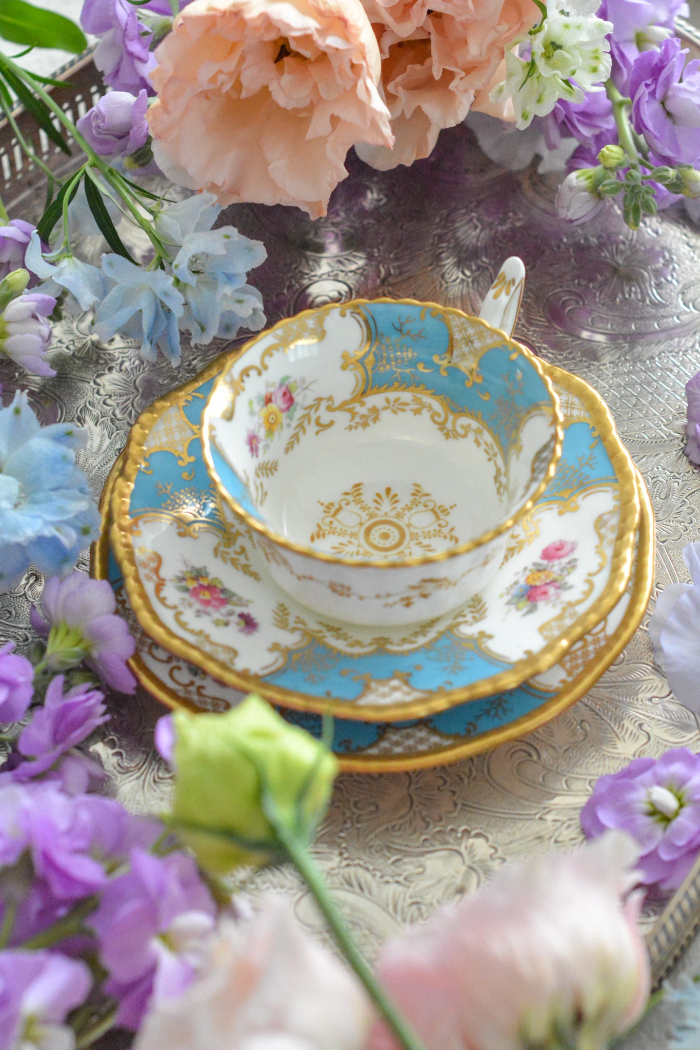 コールポートの代表作と言ってもいい、バットウィングシリーズ。カラー展開が豊富でレアカラーと呼ばれる貴重かつ人気のカラーがあります。その中でもターコイズブルーは幻と言われるほどレアなカラー。前回ご紹介できた時もとても嬉しかったのですが、また出会うことができて本当に嬉しく思います。手に取ると、宝石のようにキラキラと輝くターコイズブルーに金彩のコントラスト、美しいシェイプ。本当に素晴らしい、心が躍るカップです。