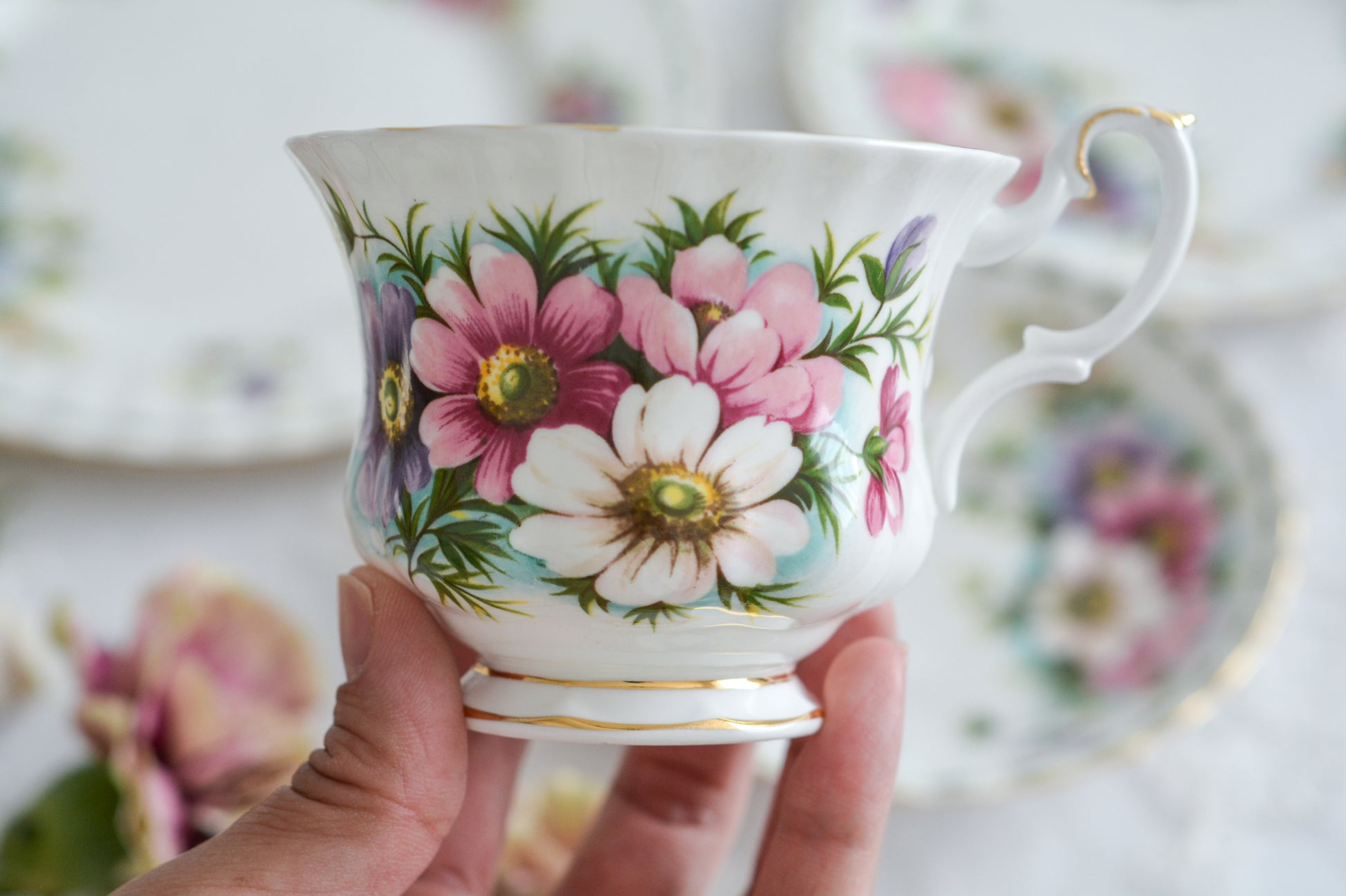 ロイヤルアルバートの人気シリーズの一つ、「フラワーオブザマンス」1月から12月までそれぞれの季節のお花がモチーフのシリーズで、ついつい集めたくなってしまう魅力があります。今回ご紹介するのは、10月(Octber)。10月のお花はコスモスです。柔らかな色合いのコスモスにターコイズブルーがアクセントの可愛らしいセットです。今回はティートリオにデザートプレートのついた珍しい4ピースセットが入荷しました!秋のティータイムをお楽しみください。