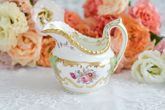 コールポートの人気シリーズのバットウィング。こちらはアップルグリーンカラーが美しいミルクジャグです。アップルグリーンは明るい雰囲気で優美なデザインです。美しいミルクジャグはテーブルに花を添えてくれますね。ミルクジャグは元々ティートリオよりも数が少ないのですが、バットウィングシリーズは年々見つけることが困難になっております。こちらはとても状態の良い子で、お探しの方に見つけていただけましたら嬉しいです。