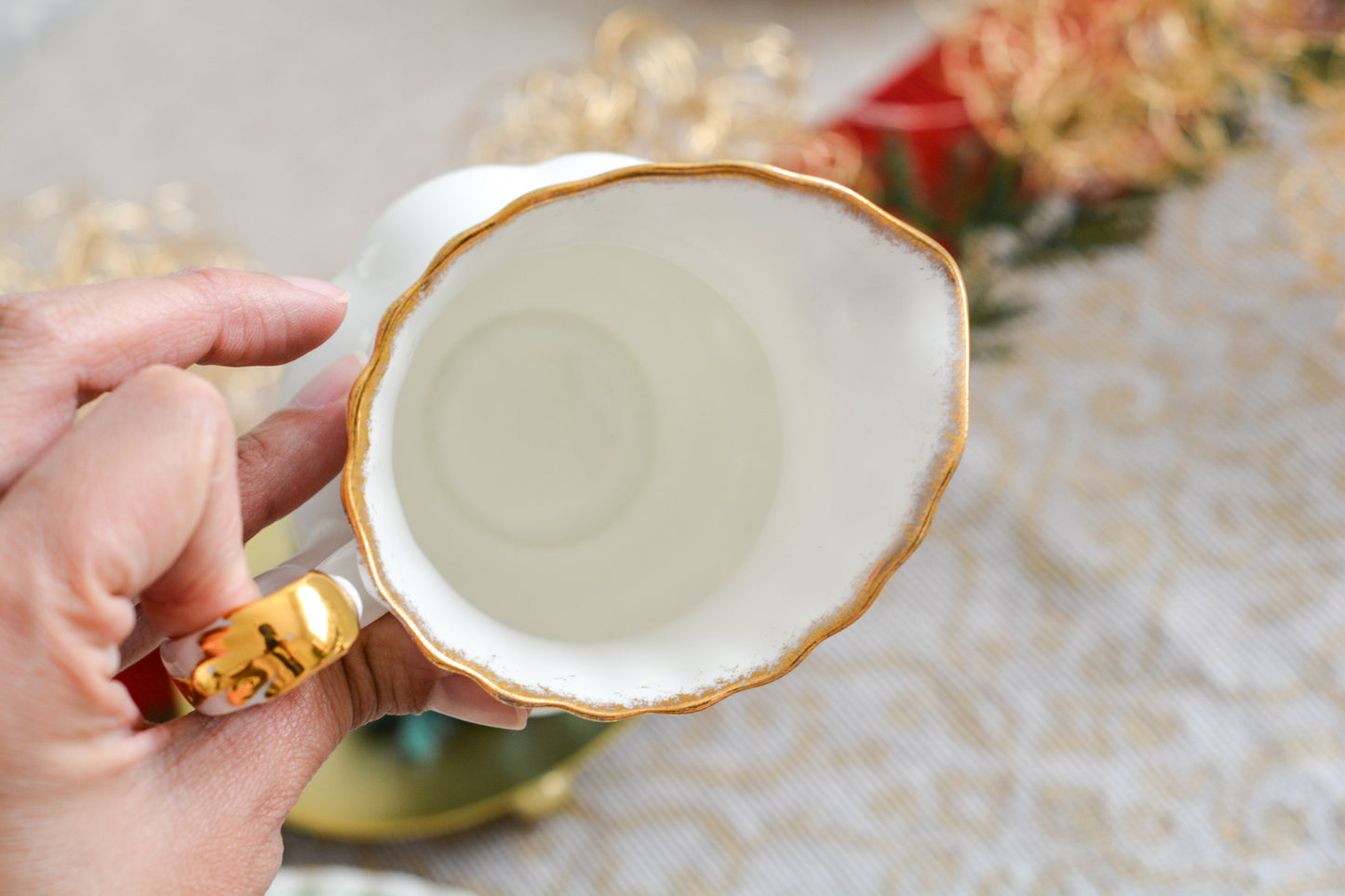 華やかな雰囲気のロイヤルアルバートのセレブレーションシリーズ。ミルクジャグも美しいです。クリスマスのテーブルにもぴったりな色合いとデザイン。クリスマスのティータイムをお楽しみくださいね。  同じシリーズのティートリオと2段ケーキスタンドも別で掲載しています。