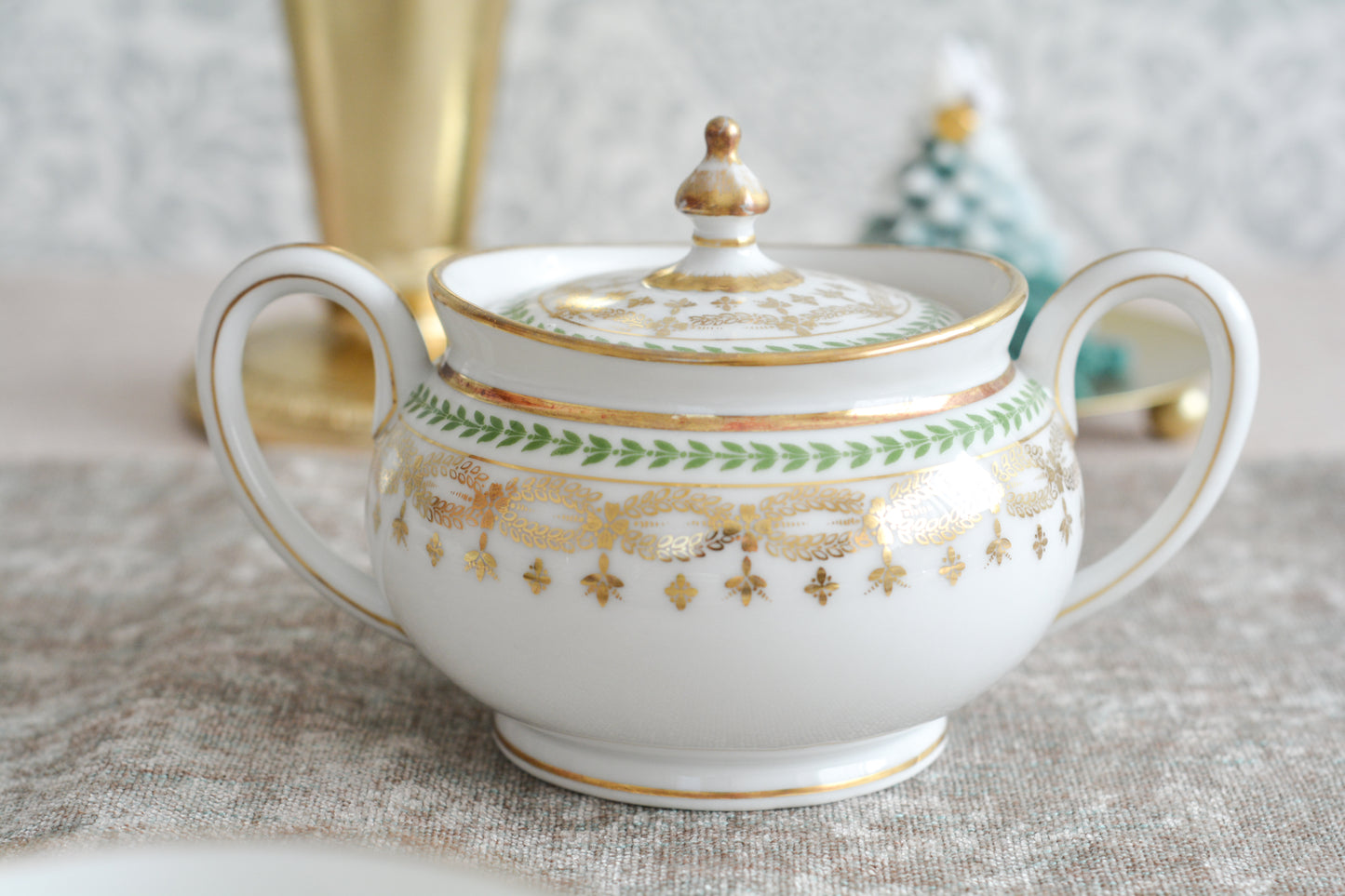 フランスのリモージュ、ジャン・プーヤ工房のシュガー入れです。絵柄はシンプルですが、上品でクリスマスのティータイムやテーブルコーディネートにぴったりなお品。テーブルを彩ります。クリスマス企画の特別価格になっています。 同じデザインのティートリオ、ミルクジャグ、サービングプレート、小さなプレート、とても小さなプレートのセットを別で掲載していますのでセットでコーディネートもお楽しみいただけます。