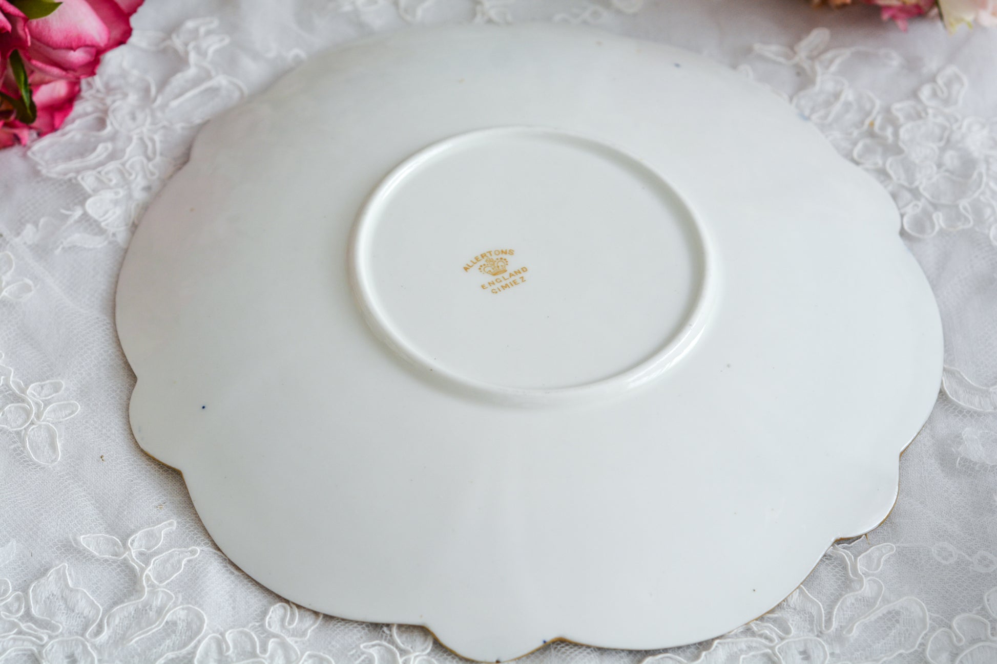 アレートンというメーカーの美しいティートリオです。アレートンは1859年から1942年まで続いたメーカーで、1912年からはコウルドンに買収されました。バックスタンプはコウルドンに引き継がれる以前の物です。美しいコバルトブルーにエナメルのジュールがうってあって、とってもエレガントなティーセットです。カップ&ソーサー、サイドプレート、デザートプレートの4ピースのセットで、お一人分のティータイムにぴったりです。