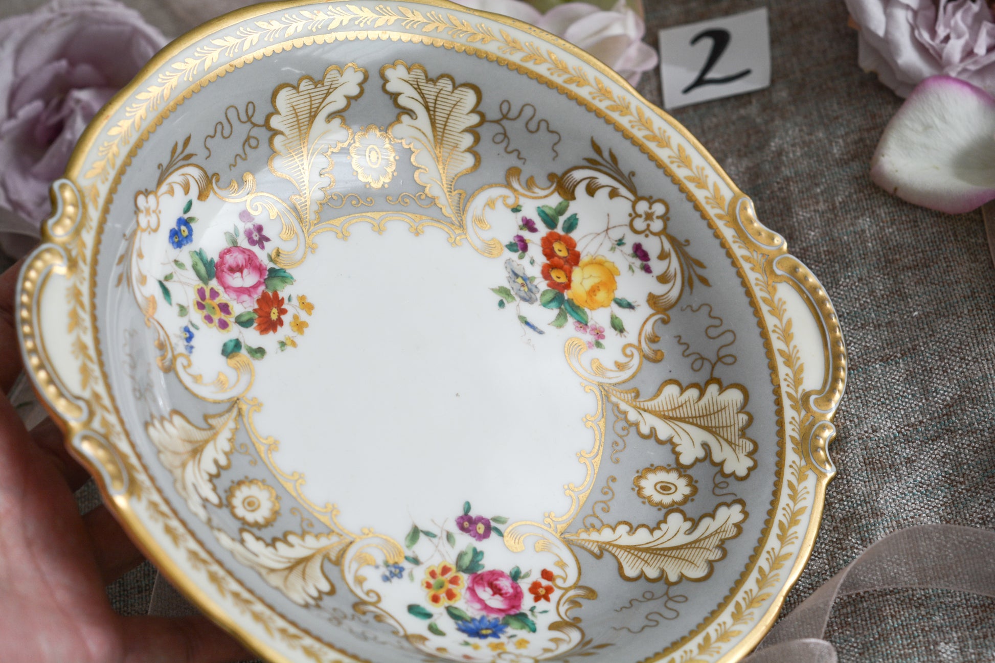 コウルドンのティファニーパターンのプレート。こちらは老舗ハロッズがオーダーしたもので、こちらはティファニーのスタンプはありませんが、柄はティファニーがコウルドンにオーダーしたパターンです。ティファニーらしい上品な絵柄がとても美しくでコウルドンの中でも人気のシリーズです。当時も人気があったのでしょう。いろいろな小売店がコウルドンにオーダーしています。ハンドルのついた深めのプレートはサービングプレートにもお使いいただきやすいと思います。