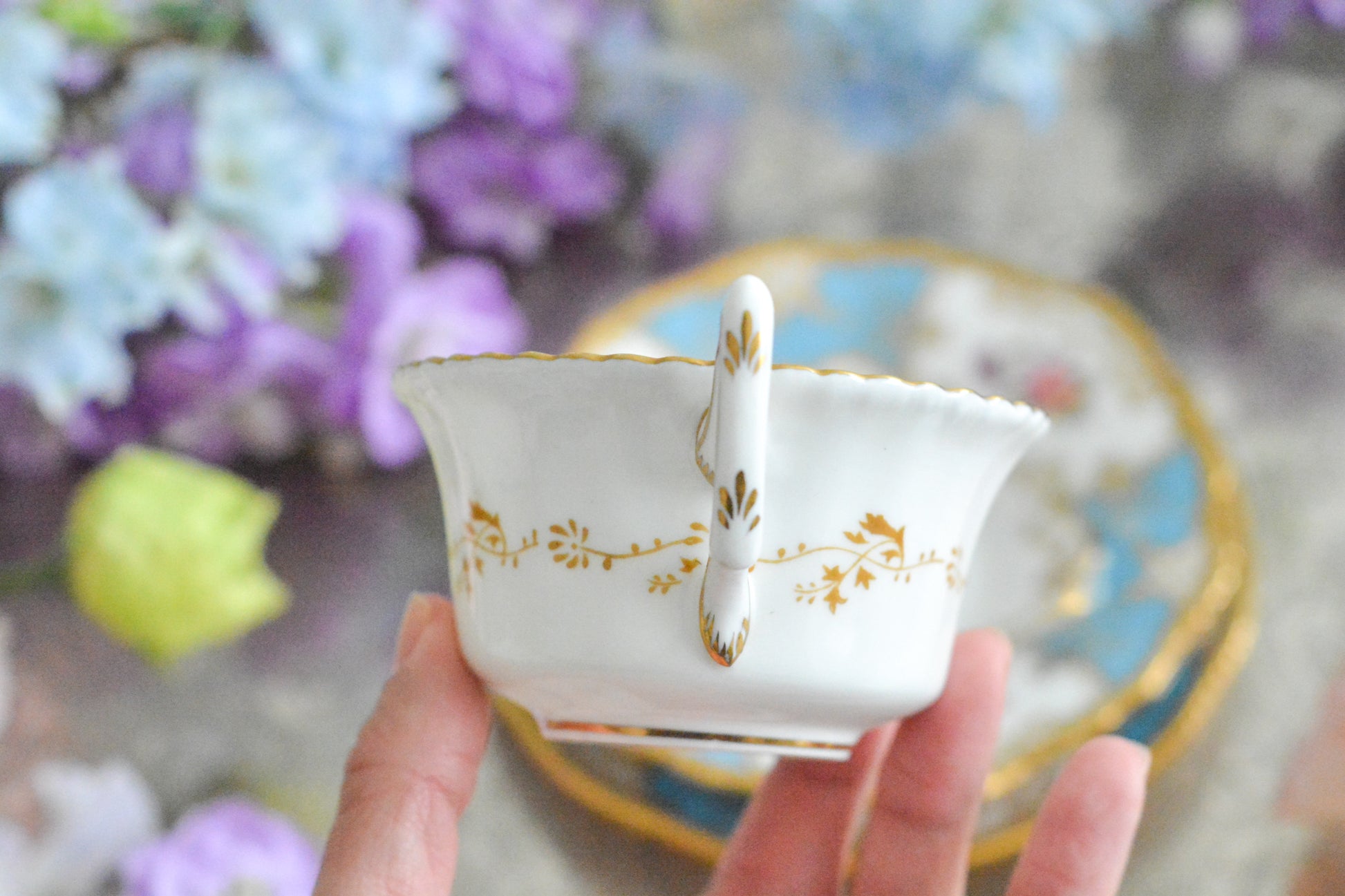 コールポートの代表作と言ってもいい、バットウィングシリーズ。カラー展開が豊富でレアカラーと呼ばれる貴重かつ人気のカラーがあります。その中でもターコイズブルーは幻と言われるほどレアなカラー。前回ご紹介できた時もとても嬉しかったのですが、また出会うことができて本当に嬉しく思います。手に取ると、宝石のようにキラキラと輝くターコイズブルーに金彩のコントラスト、美しいシェイプ。本当に素晴らしい、心が躍るカップです。