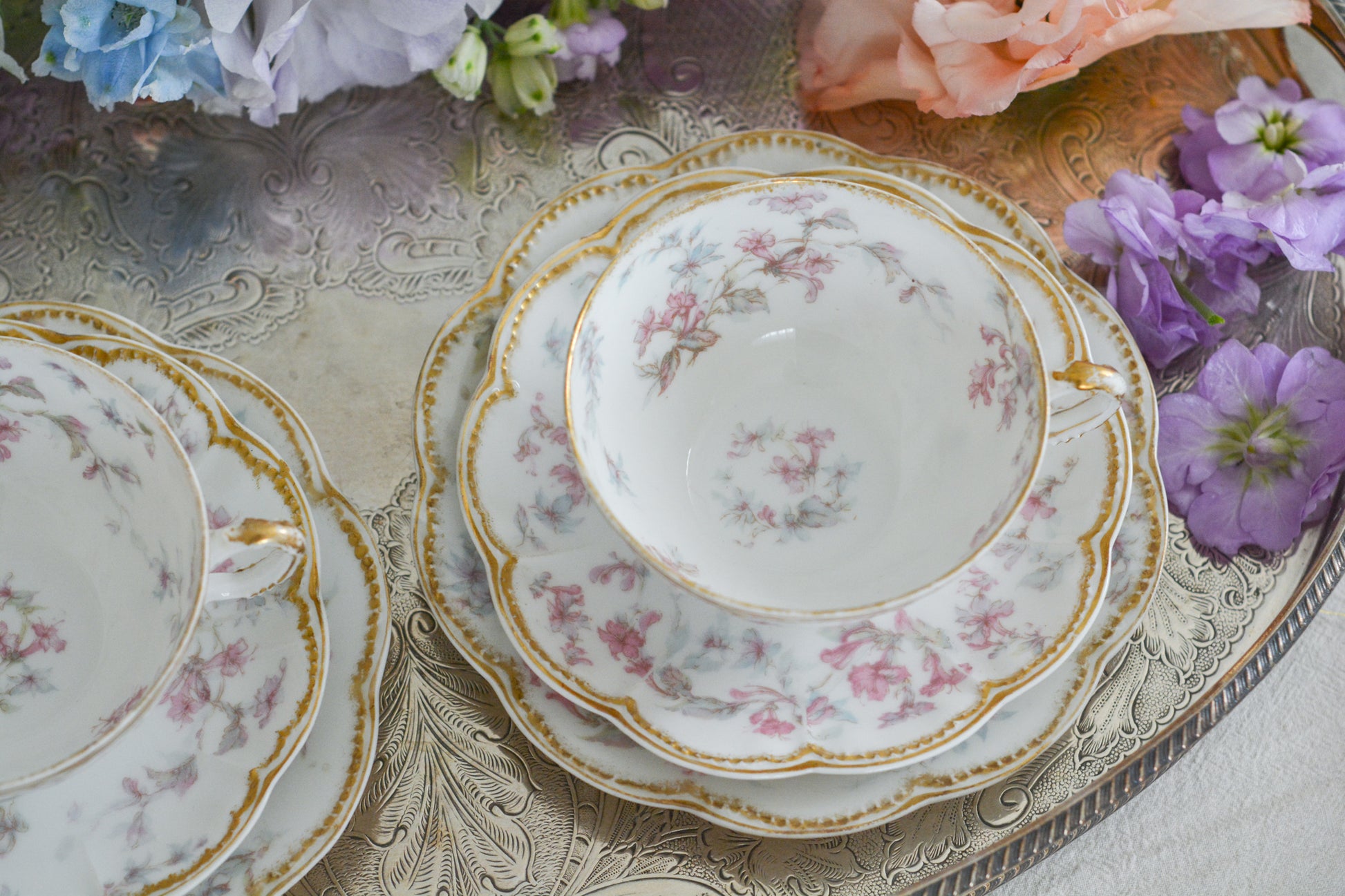 フランスのリモージュ、アビランドのティートリオです。 淡いタッチのお花がとっても可愛らしいです。柔らかで優しげな印象で、癒しのティータイムの時間を過ごせそうですね。これから春のティータイムにもぴったりです。こちらは在庫が2セットございます。ティートリオ①、ティートリオ②からお選びください。