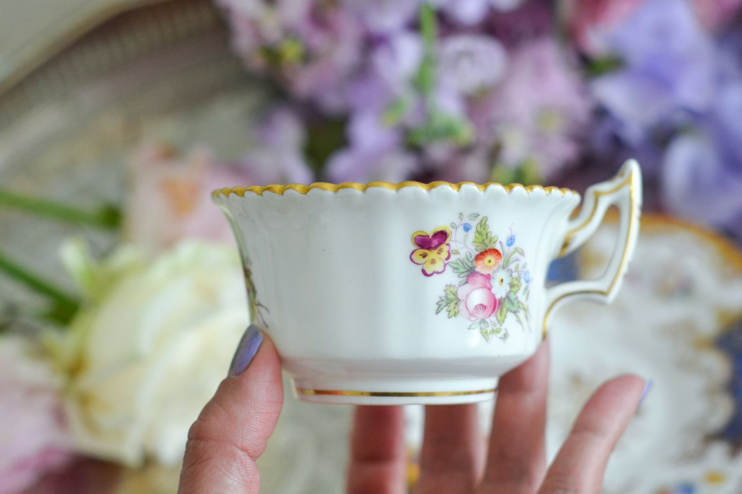 コールポートの人気シリーズ、バットウィングシリーズ。とても珍しい模様のデュオが入荷しました。鮮やかなブルーカラーの年輪のような模様がとても美しいお品です。カップのサイドにはエナメルのお花たちが描かれています。以前色違いの淡いグリーンをご紹介したことがあります。こちらは、カップに製造時にできたと思われる小さな穴があります。貫通はしていないのですが、そこだけ油薬がかかっていません。その穴付近にごく微細な貫入が1つあります。 その他は貫入もなく、金彩もとても綺麗に残っていて、キラキラと輝いています。特別なバットウィング。プレゼントにもご自身のご褒美にもぴったりなお品です。