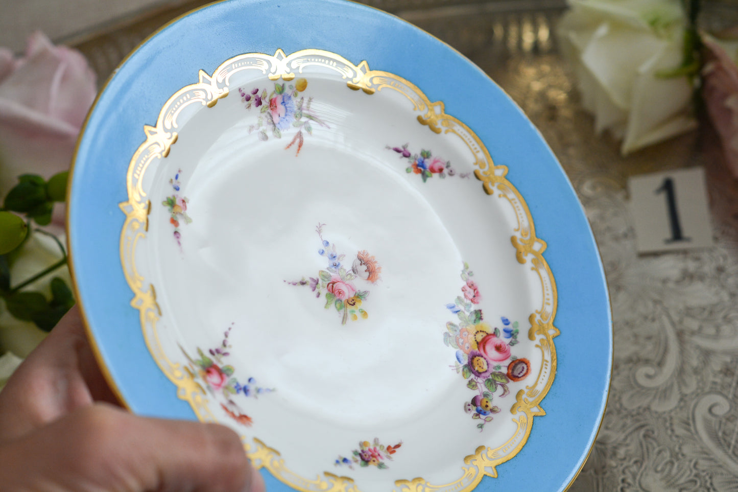 コールポートのハンドペイントで描かれた花々がとても美しいティートリオです。以前色違いのコバルトブルーのトリオをご紹介したことがあります。シリーズ名はないのですが、何色かカラーバリエーションがあります。ターコイズブルーはどのシリーズにおいても貴重なカラー。ターコイズブルーに金彩のコントラストがとても豪華な印象です。特別なティータイムにどうぞ。