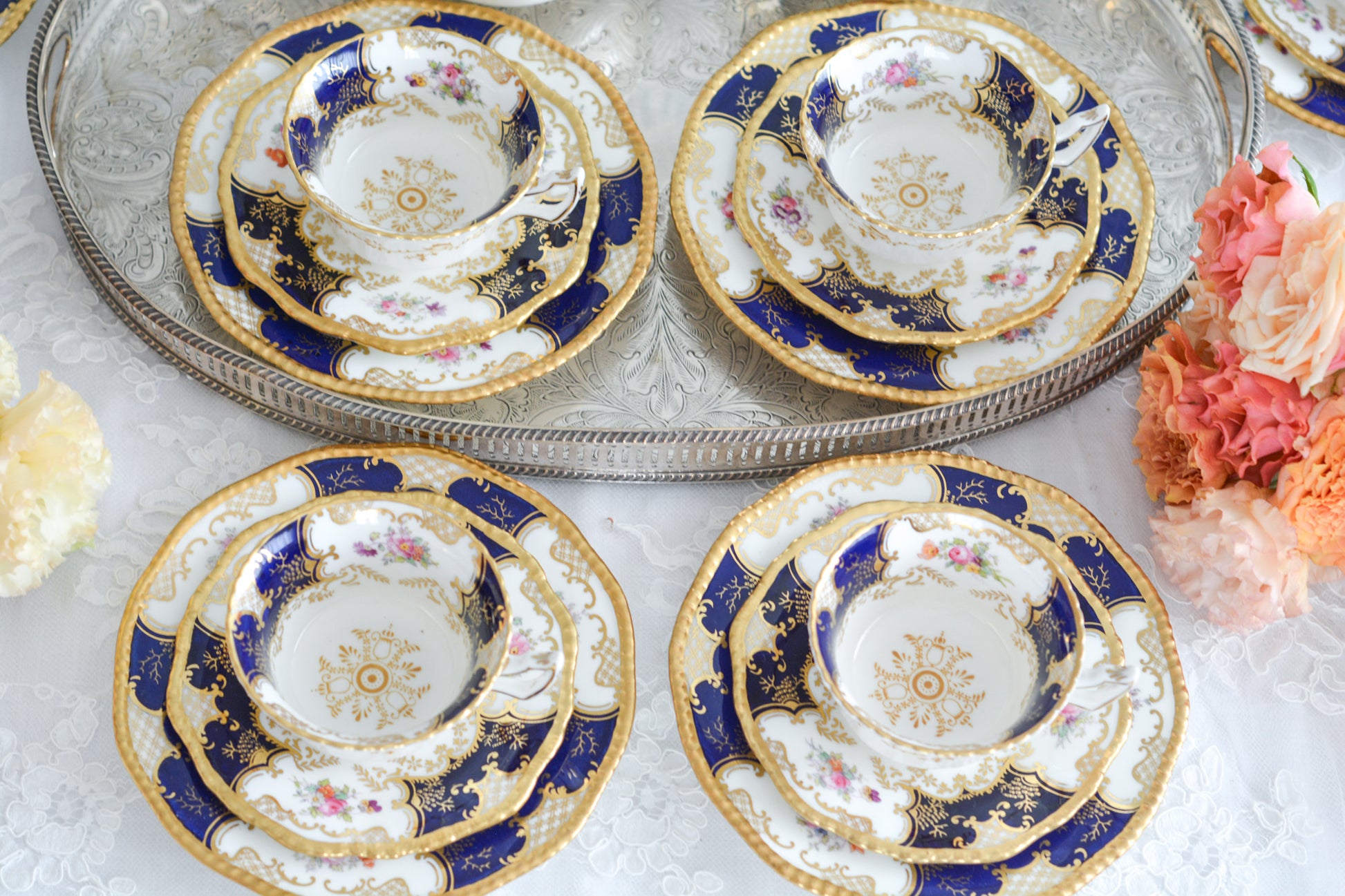 コールポートの代表作と言ってもいい、バットウィングシリーズ。こちらはコバルトブルーのティートリオです。重厚感のあるコバルトブルーと金彩のコントラスト、美しいシェイプ。凛としさ美しさがありオーラを感じます。そしてこちらのお品は、カップの側面にブーケの模様が描かれている珍しいデザインです。最近はバットウィングも探すのがとても困難になってきました。心が躍るカップでティータイムをお楽しみいただけたら嬉しいです。こちらは1セットの価格です。全部で6セット在庫がございます。状態で価格が変わります。