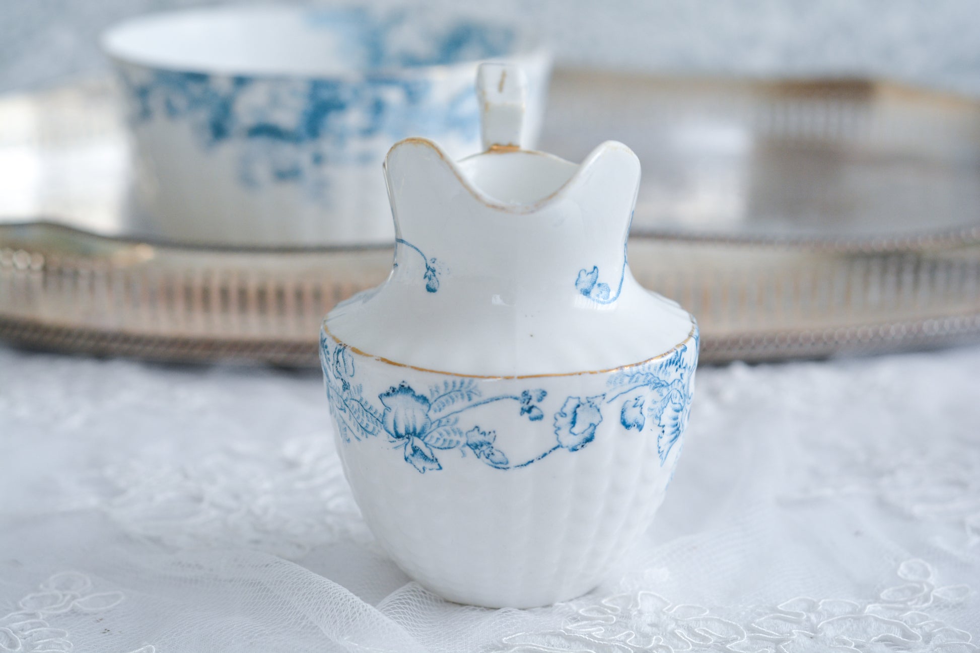 サミュエル・ラドフォードというメーカーの可愛らしいティートリオです。サミュエル・ラドフォードはスタッフォードシャーのメーカーで、1879年から1957年まで創業していました。こちらはブルーの転写模様がとても美しく地模様もとても可愛らしいお品です。同じパターンのティートリオと色違いのデザートプレートも別で掲載しています。