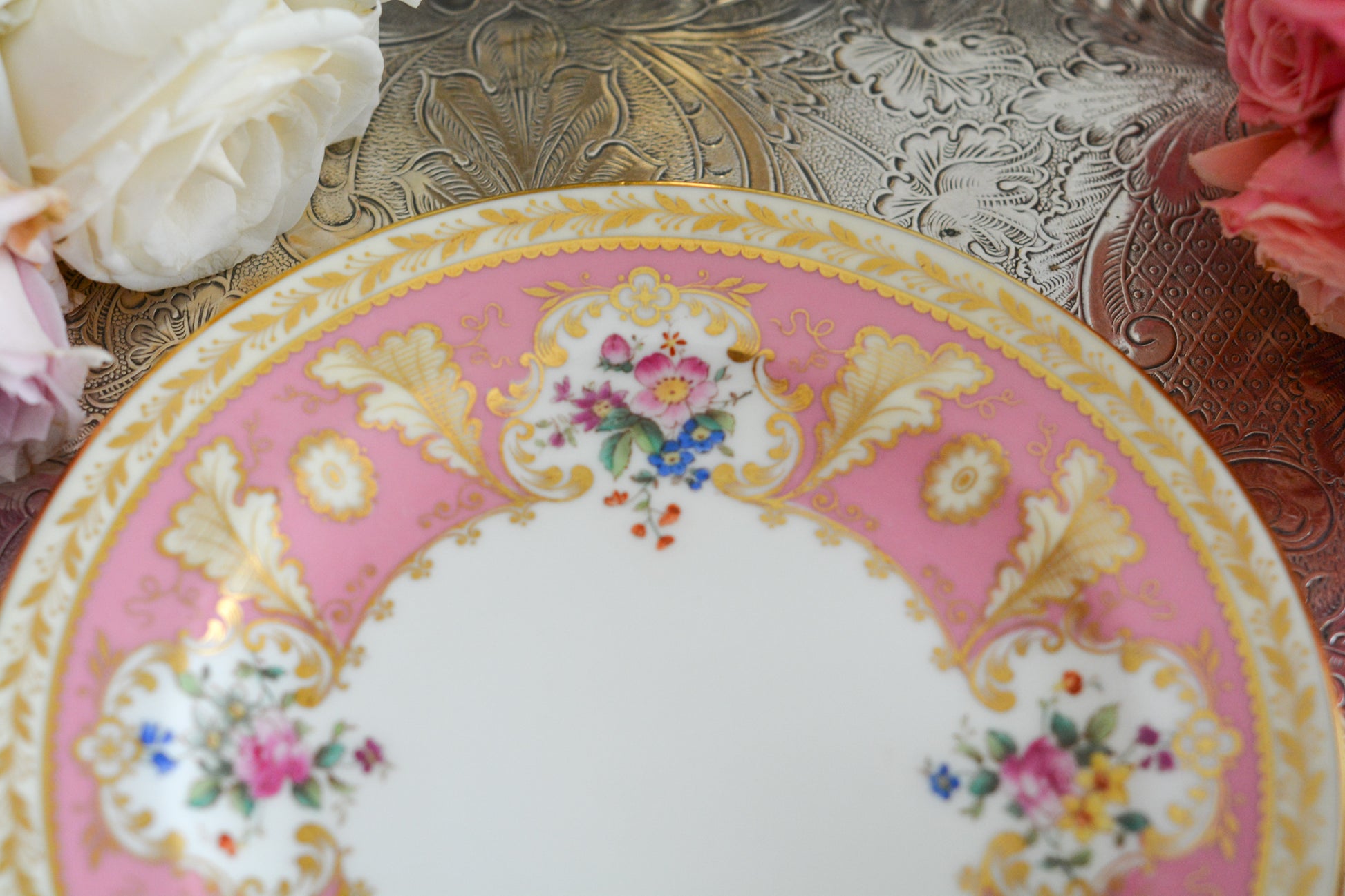 ピンクのカラーがとても貴重で愛らしい、コウルドンのティファニーパターンのティートリオです。こちらはティファニーのスタンプはありませんが、柄はティファニーがコウルドンに特注したパターン。ティファニーらしい上品な絵柄がとても美しくでコウルドンの中でも人気のシリーズです。クリスマスプレゼントにもぴったりの特別なお品です🎁  美しいティートリオで、ぜひクリスマスのティータイムやテーブルコーディネートをお楽しみください。