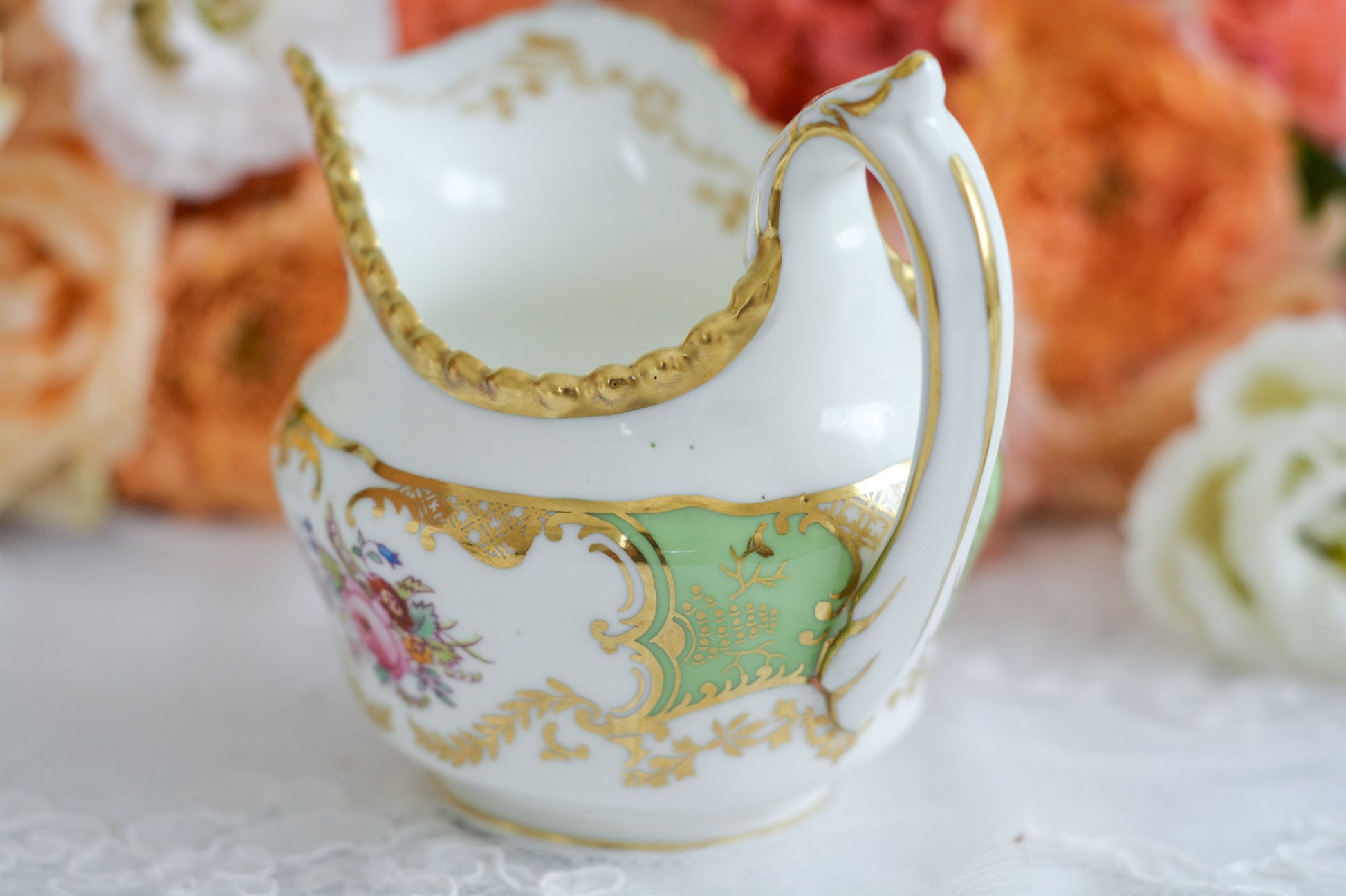 コールポートの人気シリーズのバットウィング。こちらはアップルグリーンカラーが美しいミルクジャグです。アップルグリーンは明るい雰囲気で優美なデザインです。美しいミルクジャグはテーブルに花を添えてくれますね。ミルクジャグは元々ティートリオよりも数が少ないのですが、バットウィングシリーズは年々見つけることが困難になっております。こちらはとても状態の良い子で、お探しの方に見つけていただけましたら嬉しいです。