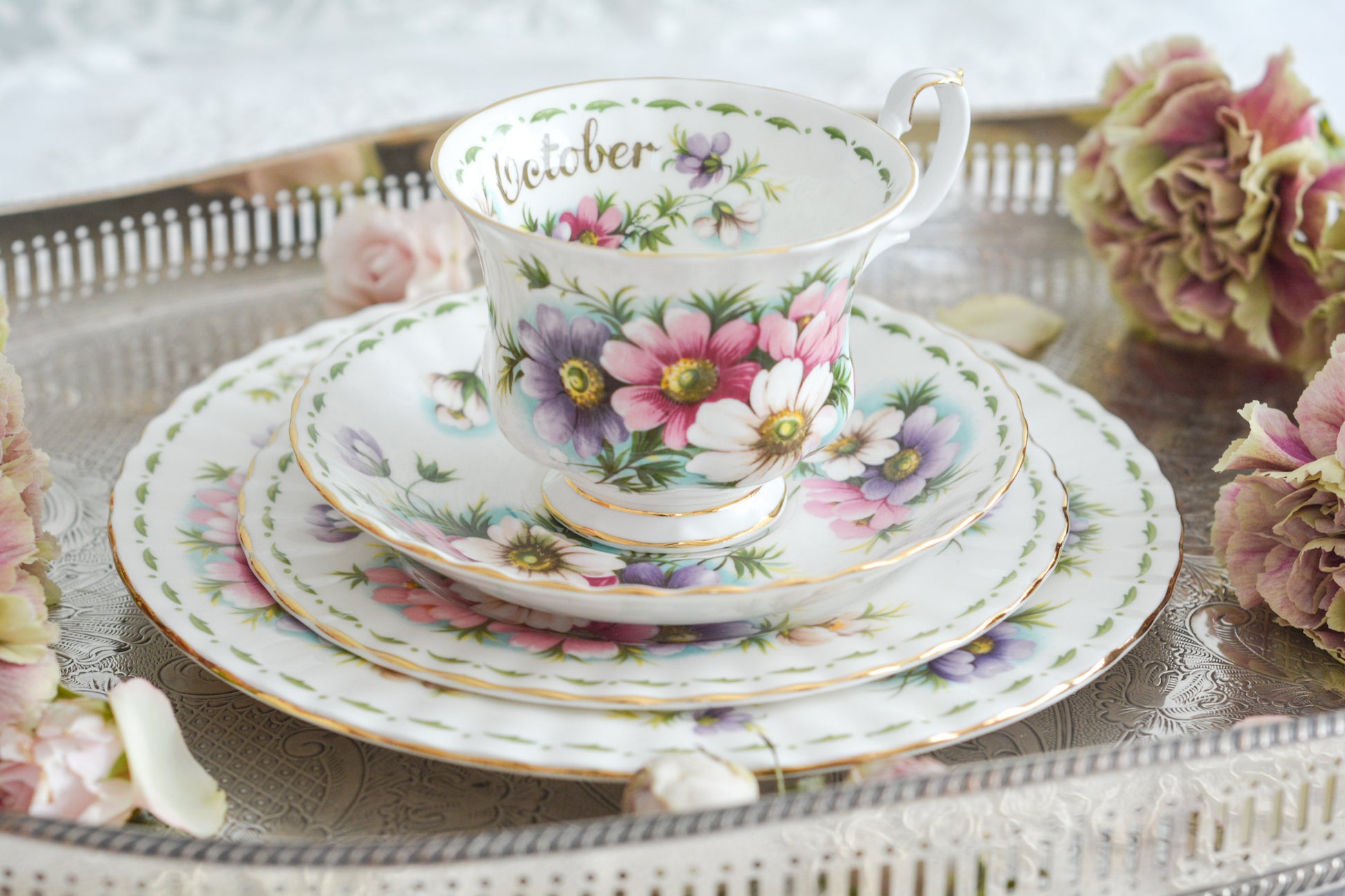 ロイヤルアルバートの人気シリーズの一つ、「フラワーオブザマンス」1月から12月までそれぞれの季節のお花がモチーフのシリーズで、ついつい集めたくなってしまう魅力があります。今回ご紹介するのは、10月(Octber)。10月のお花はコスモスです。柔らかな色合いのコスモスにターコイズブルーがアクセントの可愛らしいセットです。今回はティートリオにデザートプレートのついた珍しい4ピースセットが入荷しました!秋のティータイムをお楽しみください。