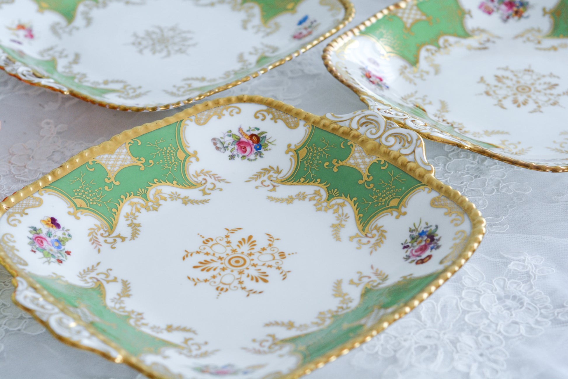 コールポートの人気シリーズ、バットウィング。カラーバリエーションも豊富なシリーズです。こちらは明るい雰囲気のアップルグリーンカラーの美しいB&Bプレート。サンドイッチやスイーツなど盛り付けてお楽しみくださいね。こちらは1枚の価格です。全部で2枚ございます。少しずつデザインが違いますので①〜②からお選びください。