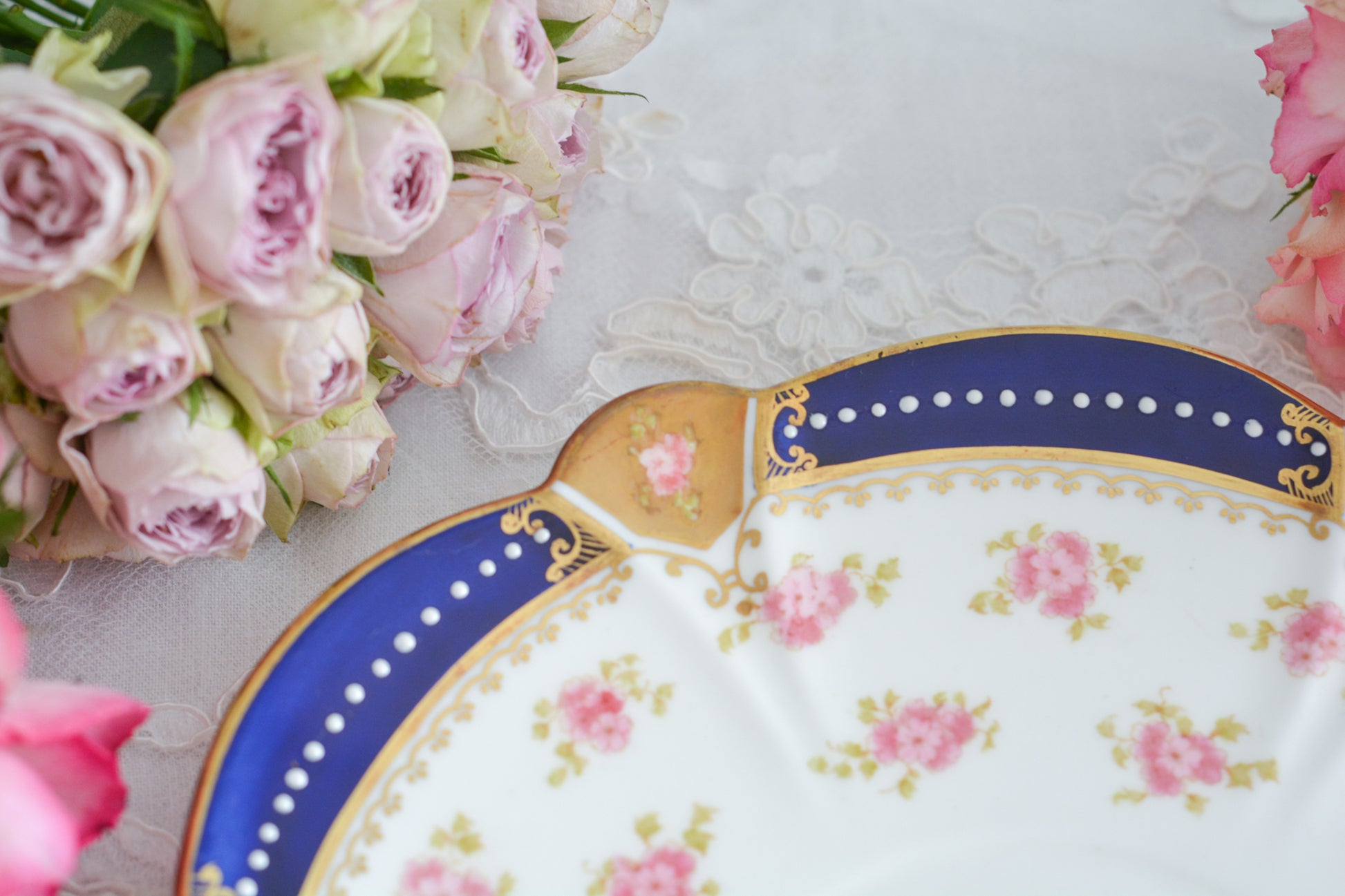 アレートンというメーカーの美しいティートリオです。アレートンは1859年から1942年まで続いたメーカーで、1912年からはコウルドンに買収されました。バックスタンプはコウルドンに引き継がれる以前の物です。美しいコバルトブルーにエナメルのジュールがうってあって、とってもエレガントなティーセットです。カップ&ソーサー、サイドプレート、デザートプレートの4ピースのセットで、お一人分のティータイムにぴったりです。