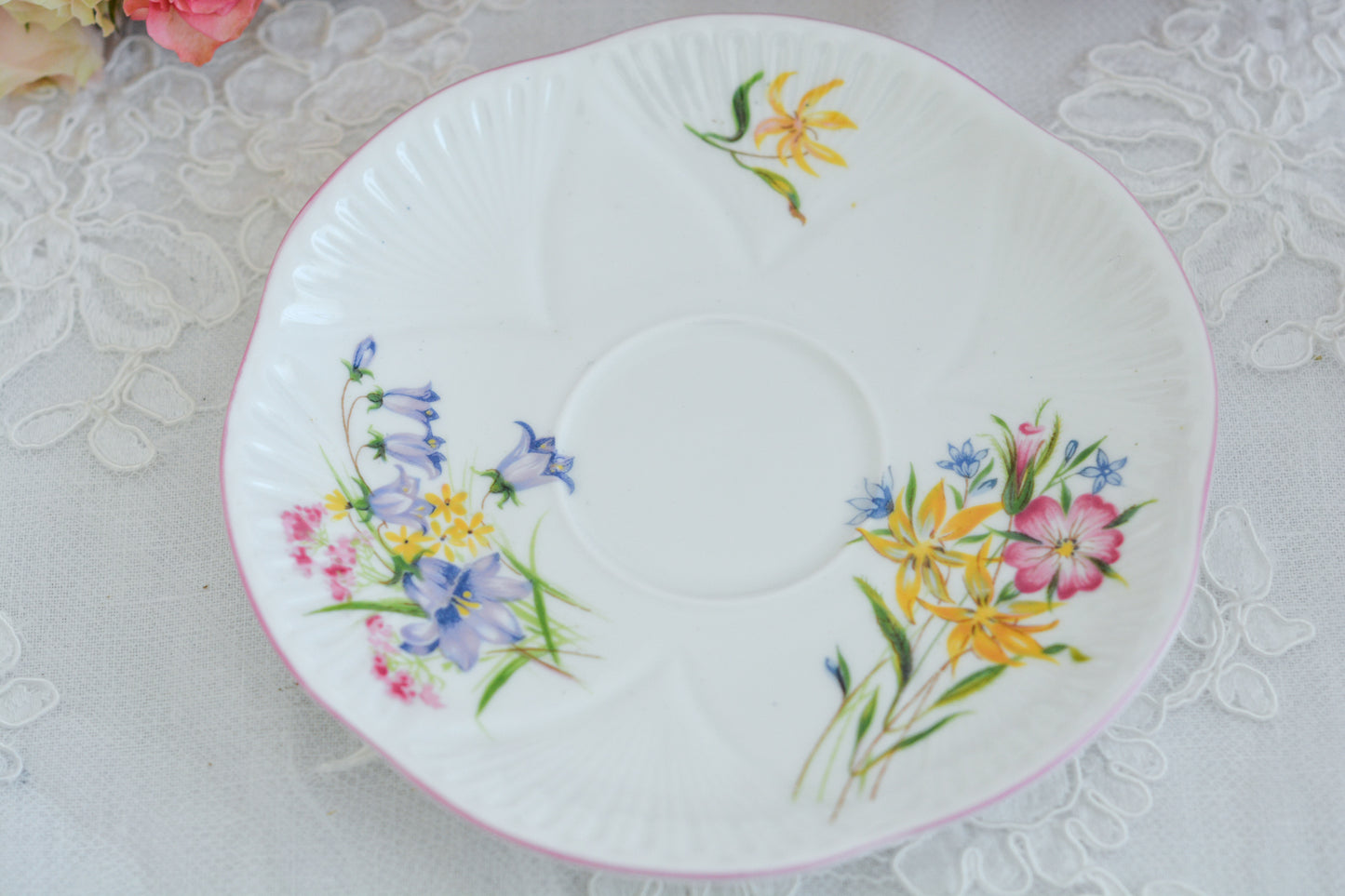 シェリーのワイルドフラワーシリーズの可愛らしいティートリオです。カップはディンティーシェイプと呼ばれる可愛らしいシェイプで上から見るとお花が咲いている様に見えます。イギリスの色とりどりの野花が散りばめられていて、どんな花がプリントされているか眺めるのも楽しいです。こちらは同じシリーズのピンクのお揃いのB&Bプレート、色違いのブルーのB&Bプレートも別で掲載しています。