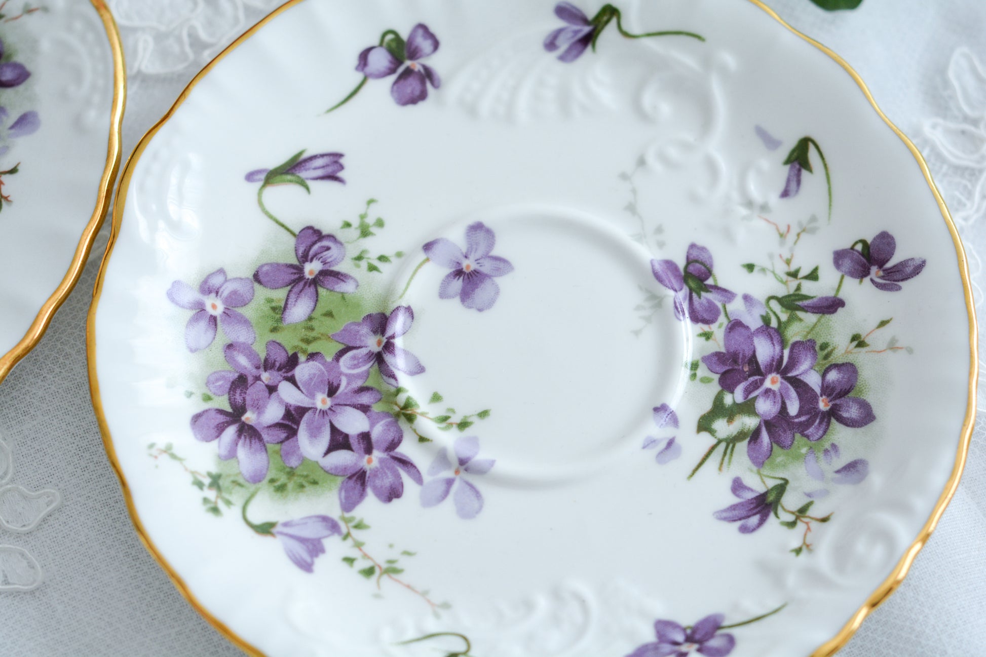 ハマースレイの人気シリーズ、ヴィクトリアンバイオレット。可憐なすみれのモチーフのティートリオです。ヴィクトリアンバイオレットシリーズは製造年代などで絵柄が少しずつ異なります。こちらは可愛らしい絵柄はもちろん、エンボス模様があり特に優雅なお品です。テーブルがパッと明るく可愛らしくなりますね。