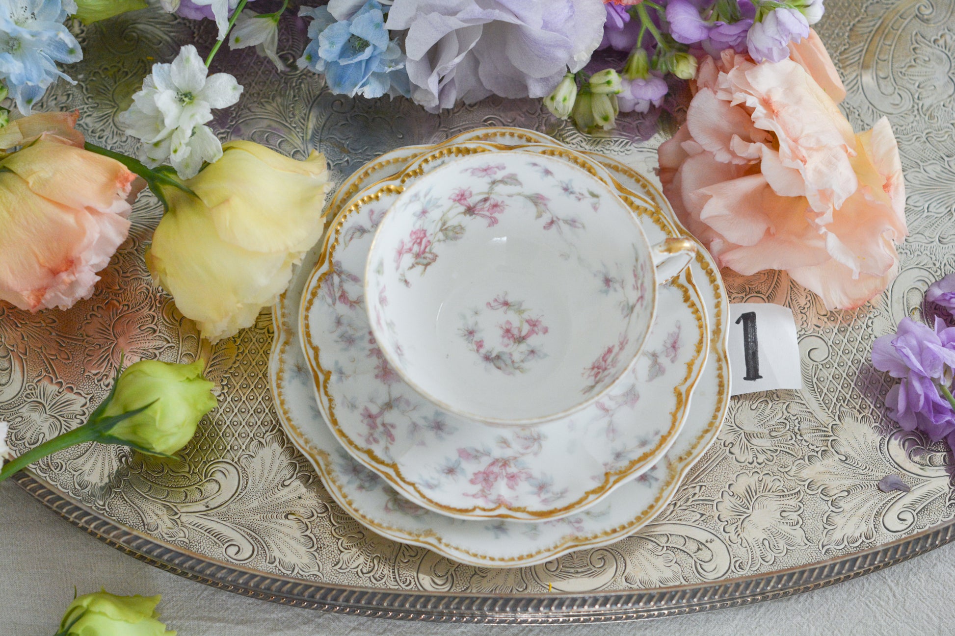 フランスのリモージュ、アビランドのティートリオです。 淡いタッチのお花がとっても可愛らしいです。柔らかで優しげな印象で、癒しのティータイムの時間を過ごせそうですね。これから春のティータイムにもぴったりです。こちらは在庫が2セットございます。ティートリオ①、ティートリオ②からお選びください。