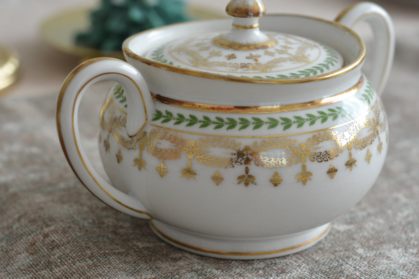 フランスのリモージュ、ジャン・プーヤ工房のシュガー入れです。絵柄はシンプルですが、上品でクリスマスのティータイムやテーブルコーディネートにぴったりなお品。テーブルを彩ります。クリスマス企画の特別価格になっています。 同じデザインのティートリオ、ミルクジャグ、サービングプレート、小さなプレート、とても小さなプレートのセットを別で掲載していますのでセットでコーディネートもお楽しみいただけます。