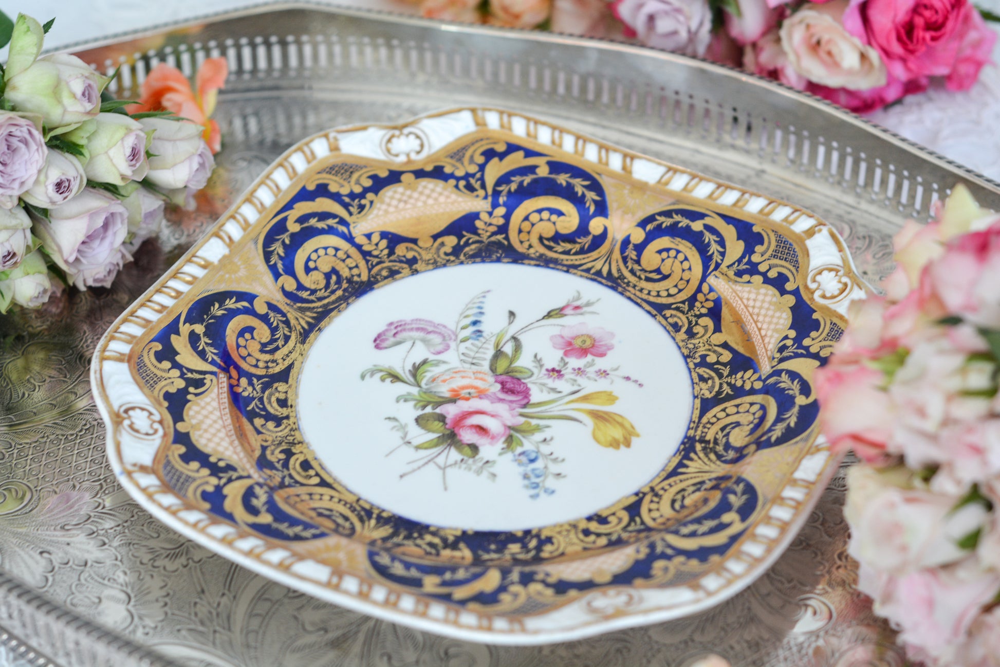 スポードのコバルトブルー地に豪華な金彩模様と手描きで描かれたブーケの模様が美しいプレートです。ちょっと珍しい形をしています。縁の縁飾りのような模様もとても素敵ですね。裏面にはバックスタンプではなく手描きでSpodeと記されています。とても豪華なプレートでキャビネットプレートとして飾ってもとても素敵だなと思います。