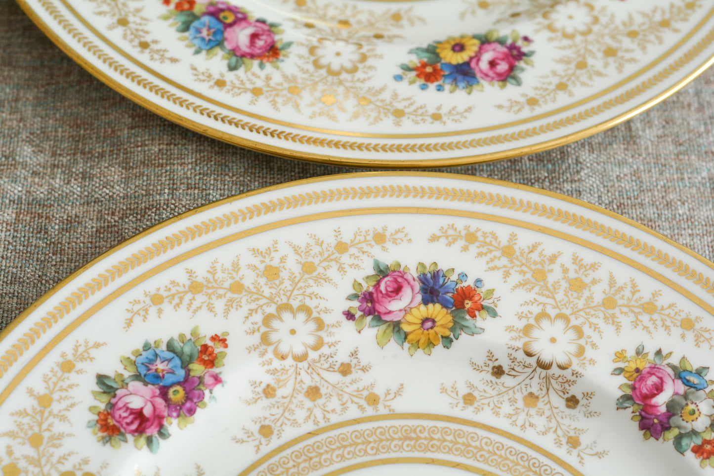 コウルドンの美しいディナープレートです。繊細な金彩模様にハンドペイントで描かれた可愛らしいお花たち。コウルドンらしいエレガントで上品なデザインです。ディナープレートとしてはもちろん、サービングプレートやアンダープレートとしてもお使いいただけるサイズです。クリスマスのテーブルコーディネートをお楽しみくださいませ。  今回お値打ちに仕入れることが出来たため、特別価格となっております。 価格は1枚の価格です。在庫が全部で11枚ございます。