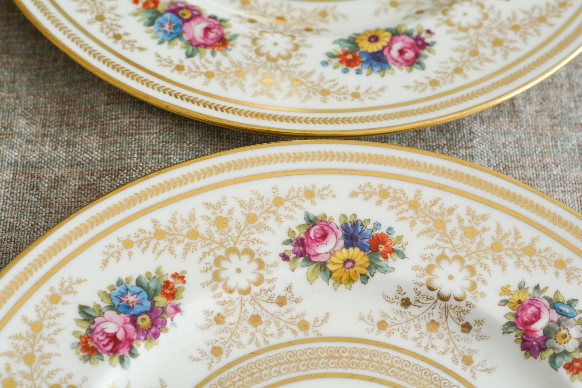 コウルドンの美しいディナープレートです。繊細な金彩模様にハンドペイントで描かれた可愛らしいお花たち。コウルドンらしいエレガントで上品なデザインです。ディナープレートとしてはもちろん、サービングプレートやアンダープレートとしてもお使いいただけるサイズです。クリスマスのテーブルコーディネートをお楽しみくださいませ。  今回お値打ちに仕入れることが出来たため、特別価格となっております。 価格は1枚の価格です。在庫が全部で11枚ございます。