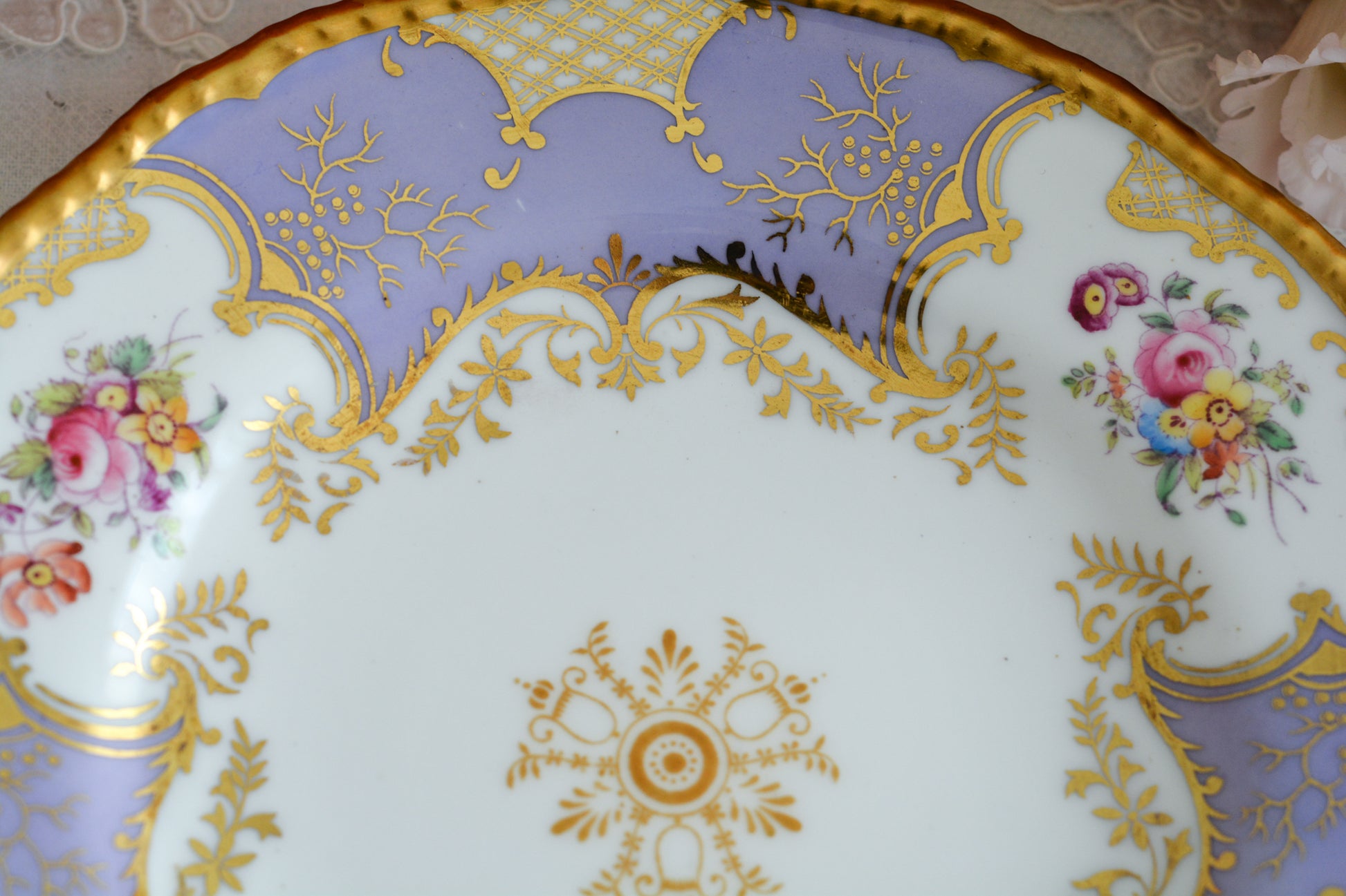 コールポートの人気シリーズ、バットウィングシリーズ。こちらはとても貴重なライラックカラーのデザートプレートです。ライラックカラーは美しいのはもちろんですが、柔らかな印象でとても上品ですね。最近はバットウィングシリーズは探すことがより困難になっております。ライラックカラーは元々レアカラーと言われるお品で、当店では初めてご紹介できます。  お揃いのティートリオも別で掲載しております。