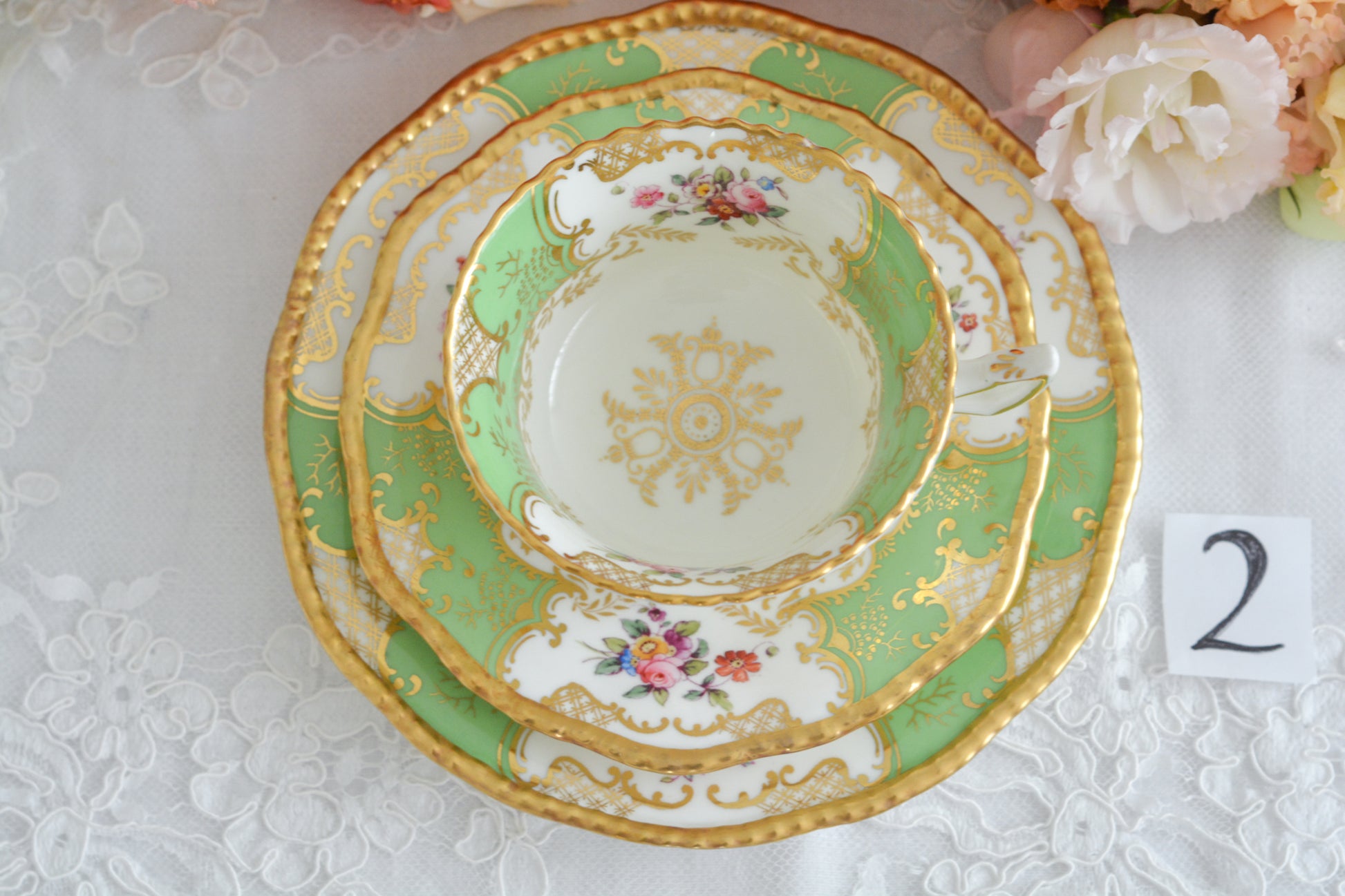 コールポートの代表作と言ってもいい、バットウィングシリーズ。こちらは明るい雰囲気のアップルグリーンのティートリオです。柔らかな印象で凛としさ美しさがありオーラを感じます。季節を選ばずお楽しみいただけるカラーですね。最近はバットウィングも探すのがとても困難になってきました。こちらはイギリスのコレクターさんからお迎えしたお品で、大切にされていたことのわかるお品達です。トリオの中央の模様の色が違ったりオリジナルのセットではないかもしれませんが、美しいトリオです。ご縁をお繋ぎできたら嬉しく思います。こちらは1セットの価格です。全部で6セット在庫がございます。①〜⑥からお選びください。