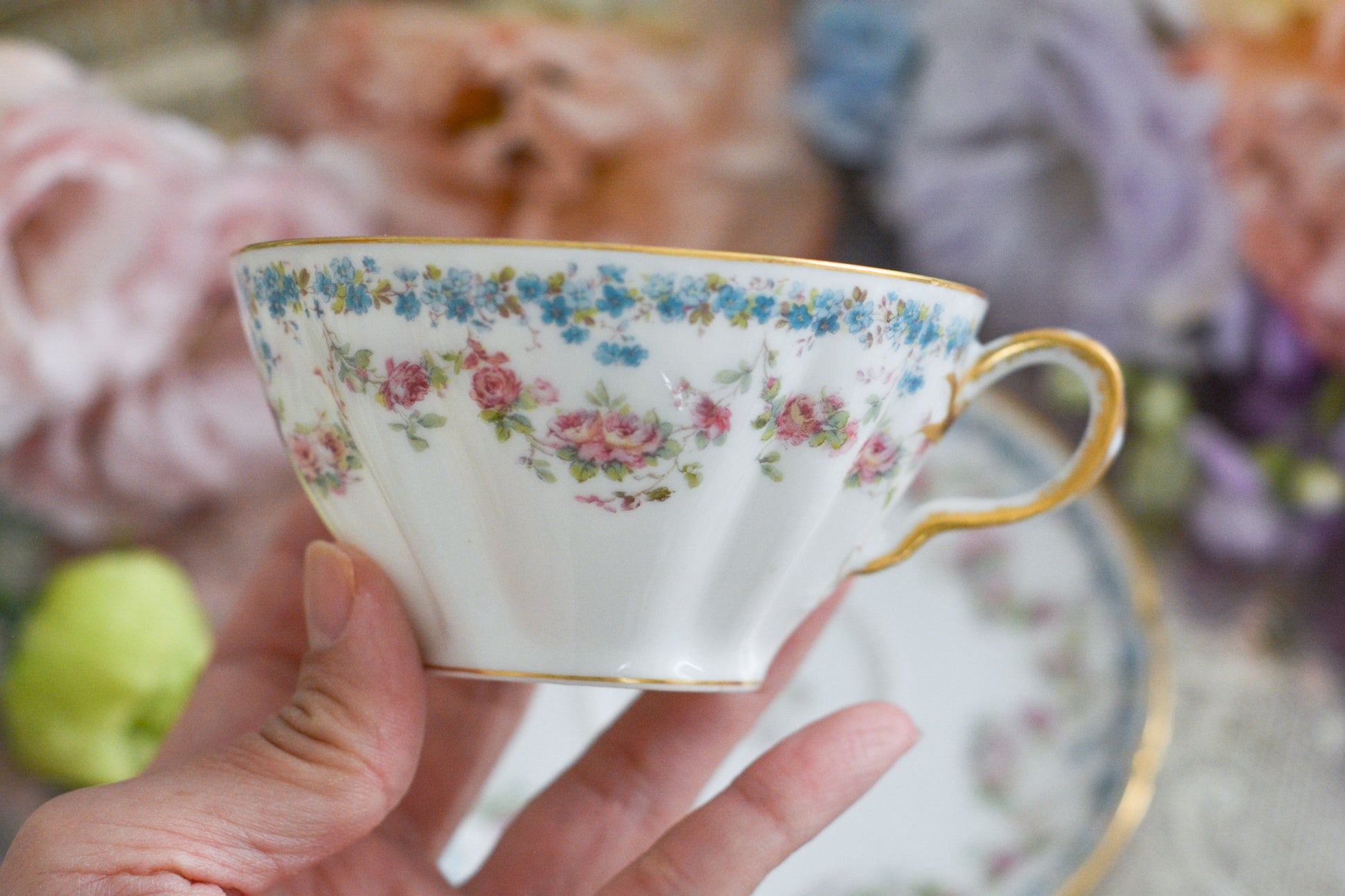 バラのガーランドと勿忘草がとっても可憐なフランスのアビランドリモージュのカップ&ソーサーです。同じ勿忘草の模様の330番もとても人気がありますが、271番は製造数がさらに少なくなかなか出回りません。優しいタッチで絵付けされていて、ハンドル部分の模様も可愛らしいです。見ているだけで優しい気持ちになります。可愛らしいカップでぜひティータイムをお楽しみくださいませ。