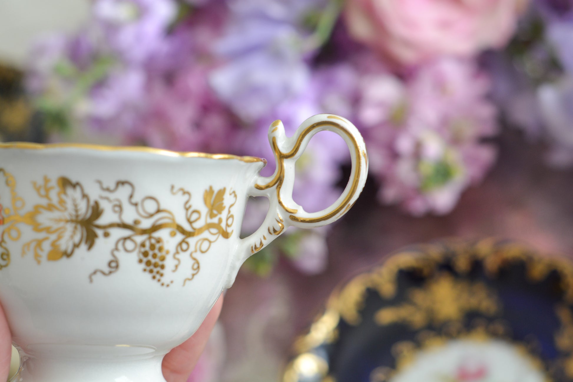 コールポートのロココリバイバル作品のアデレードシェイプ。とても優雅なシェイプで、ハンドペイントで描かれる花々は繊細でとても美しいです。いろいろなデザインが作られていて、シェイプは同じでも絵柄は少しずつ違います。こちらはコバルトブルーに金彩のお花模様が豪華なお品。アデレードシェイプは探すのにとても苦労しますが、見つけた時の喜びはとても大きいものです。金彩の薄れはありますが、貫入のないとても良い状態です。素敵なアデレードシェイプをぜひご覧ください。