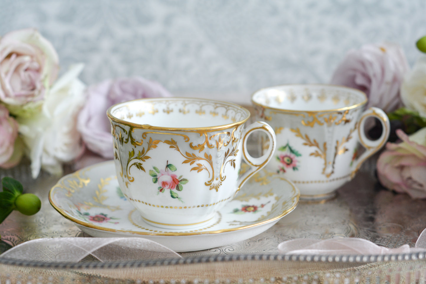 トゥルートリオは、ティーカップ、コーヒーカップ、ソーサーのセットで1800年代中頃まではトリオといえばトゥルートリオが主流でした。こちらはバックスタンプなどはないのですが、ソーサーの裏面にうっすらとMINTONと確認できます。美しいハンドペイントの絵付けはさすがミントン。ミントンの絵付けは繊細で優しいタッチですね。リングハンドルもエレガントです。とても状態の良いお品で、紅茶もコーヒーもお楽しみいただけます。素敵なティータイムをお過ごしください。