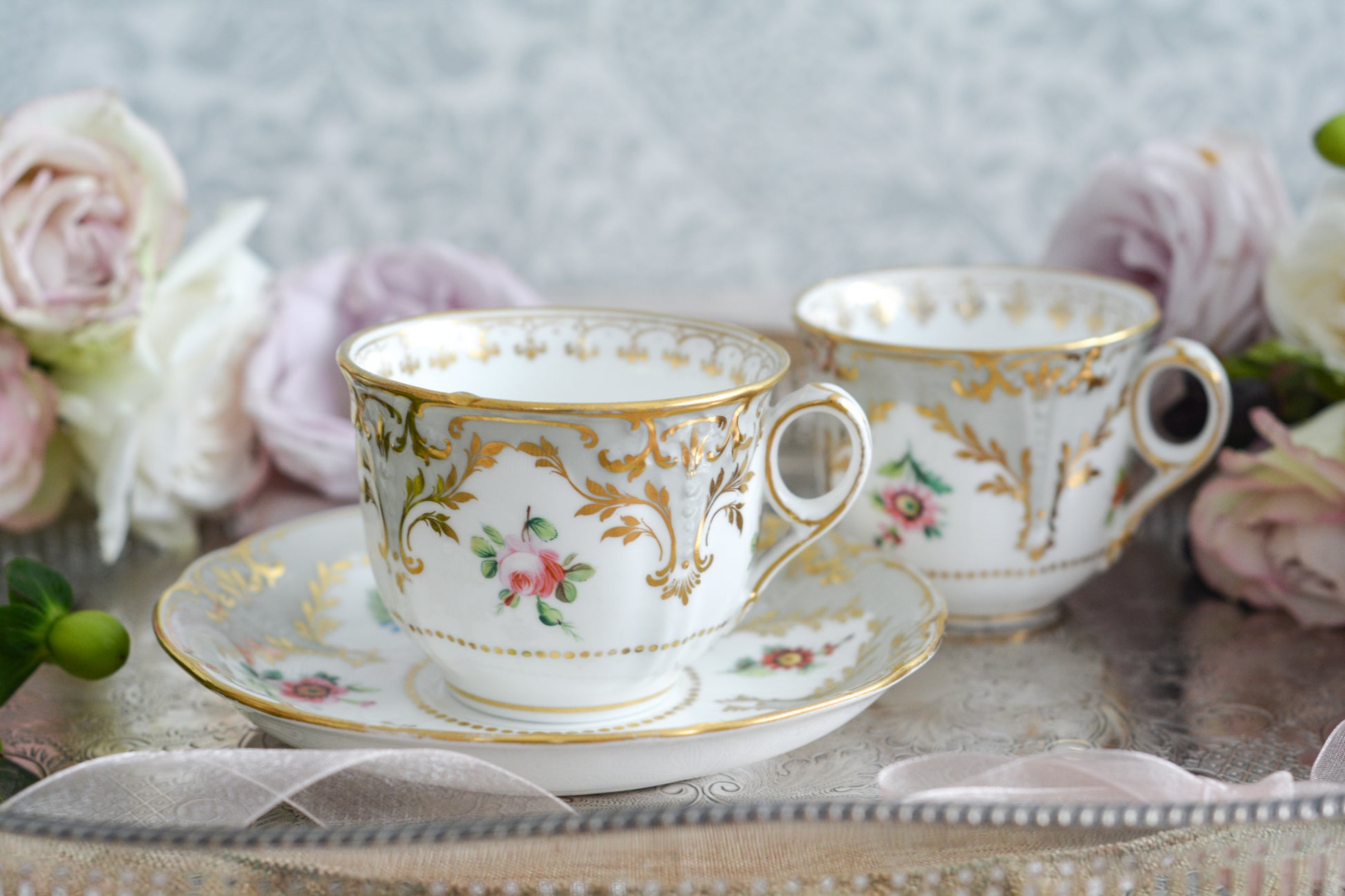 トゥルートリオは、ティーカップ、コーヒーカップ、ソーサーのセットで1800年代中頃まではトリオといえばトゥルートリオが主流でした。こちらはバックスタンプなどはないのですが、ソーサーの裏面にうっすらとMINTONと確認できます。美しいハンドペイントの絵付けはさすがミントン。ミントンの絵付けは繊細で優しいタッチですね。リングハンドルもエレガントです。とても状態の良いお品で、紅茶もコーヒーもお楽しみいただけます。素敵なティータイムをお過ごしください。