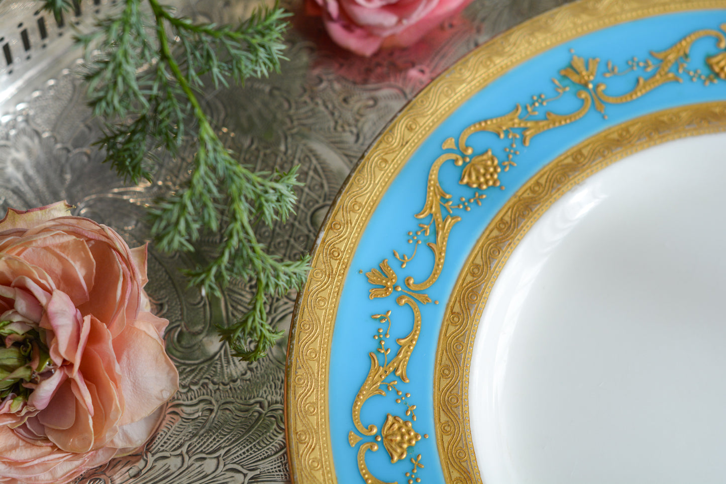 ティファニー社がミントンにオーダーしたプレート。ミントンブルーに金盛りの繊細な模様がとても美しいお品です。ミントンらしいエレガントなデザインはティファニーのイメージにもぴったり。ティファニーは英国の磁器メーカーに特注し、商品をたくさん輸入していました。各メーカーともティファニーの特注品は特にエレガントなデザインが多いです。流行を生み出す力はさすがですね。