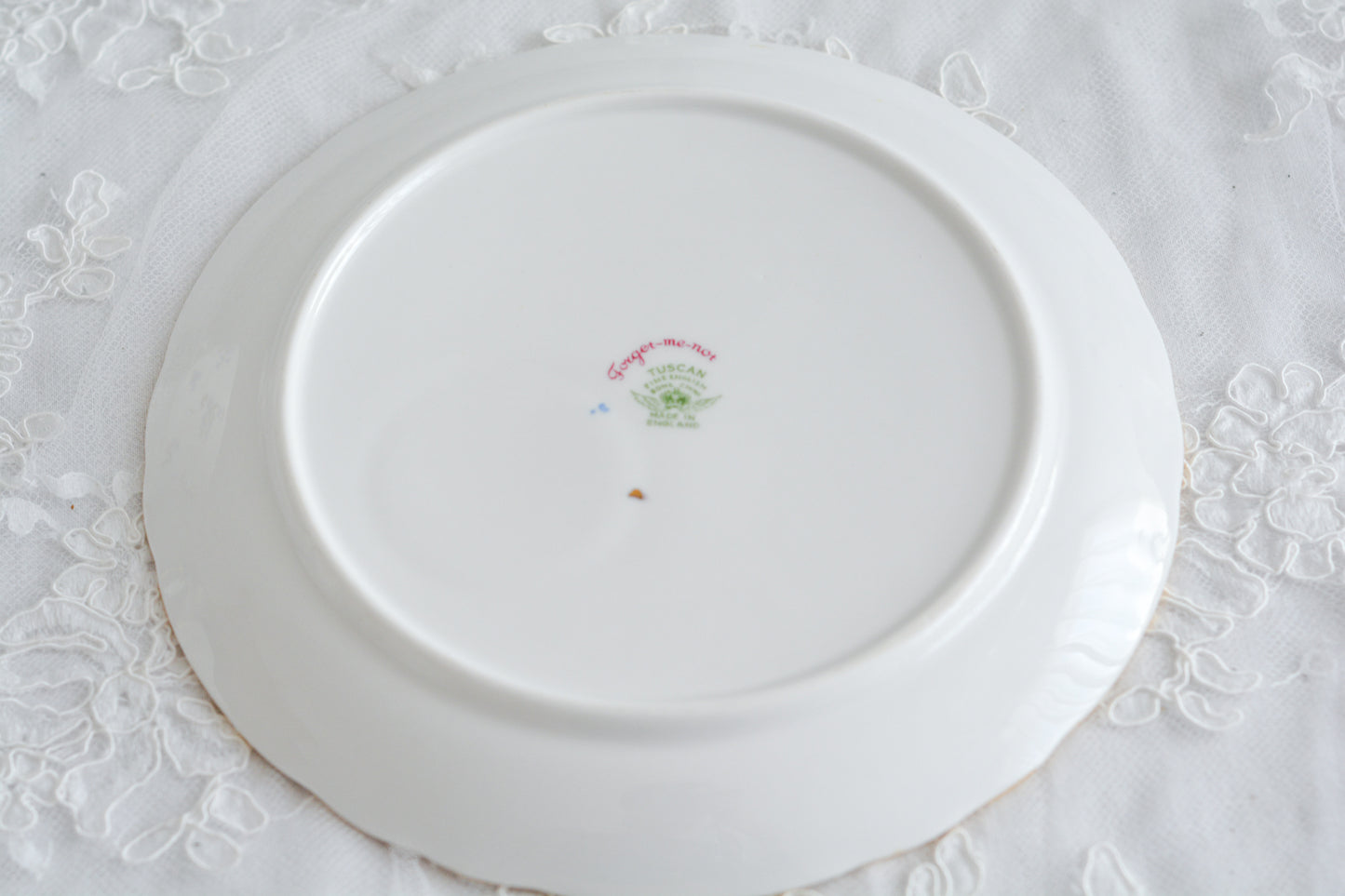 タスカンの勿忘草が大変可愛らしいテニスセットです。勿忘草がモチーフのヴィンテージ食器は色々なメーカーで作られています。このタスカンのトリオの勿忘草はとても優しい雰囲気ですね。テニスセットはソーサーがプレートと一体化している形のセットで、20世紀初め頃からスポーツ観戦時にビスケットなどのお菓子と紅茶を楽しむために作られました。主にテニスを観戦する際に重宝されたので、テニスセットと呼ばれるようになりました。気軽に紅茶とお菓子を楽しめる便利なセットです。