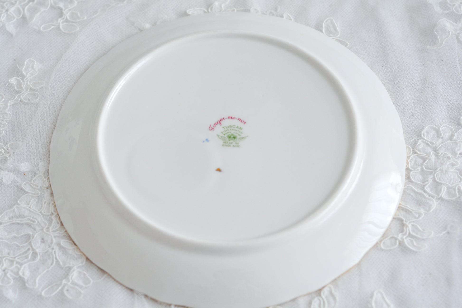 タスカンの勿忘草が大変可愛らしいテニスセットです。勿忘草がモチーフのヴィンテージ食器は色々なメーカーで作られています。このタスカンのトリオの勿忘草はとても優しい雰囲気ですね。テニスセットはソーサーがプレートと一体化している形のセットで、20世紀初め頃からスポーツ観戦時にビスケットなどのお菓子と紅茶を楽しむために作られました。主にテニスを観戦する際に重宝されたので、テニスセットと呼ばれるようになりました。気軽に紅茶とお菓子を楽しめる便利なセットです。