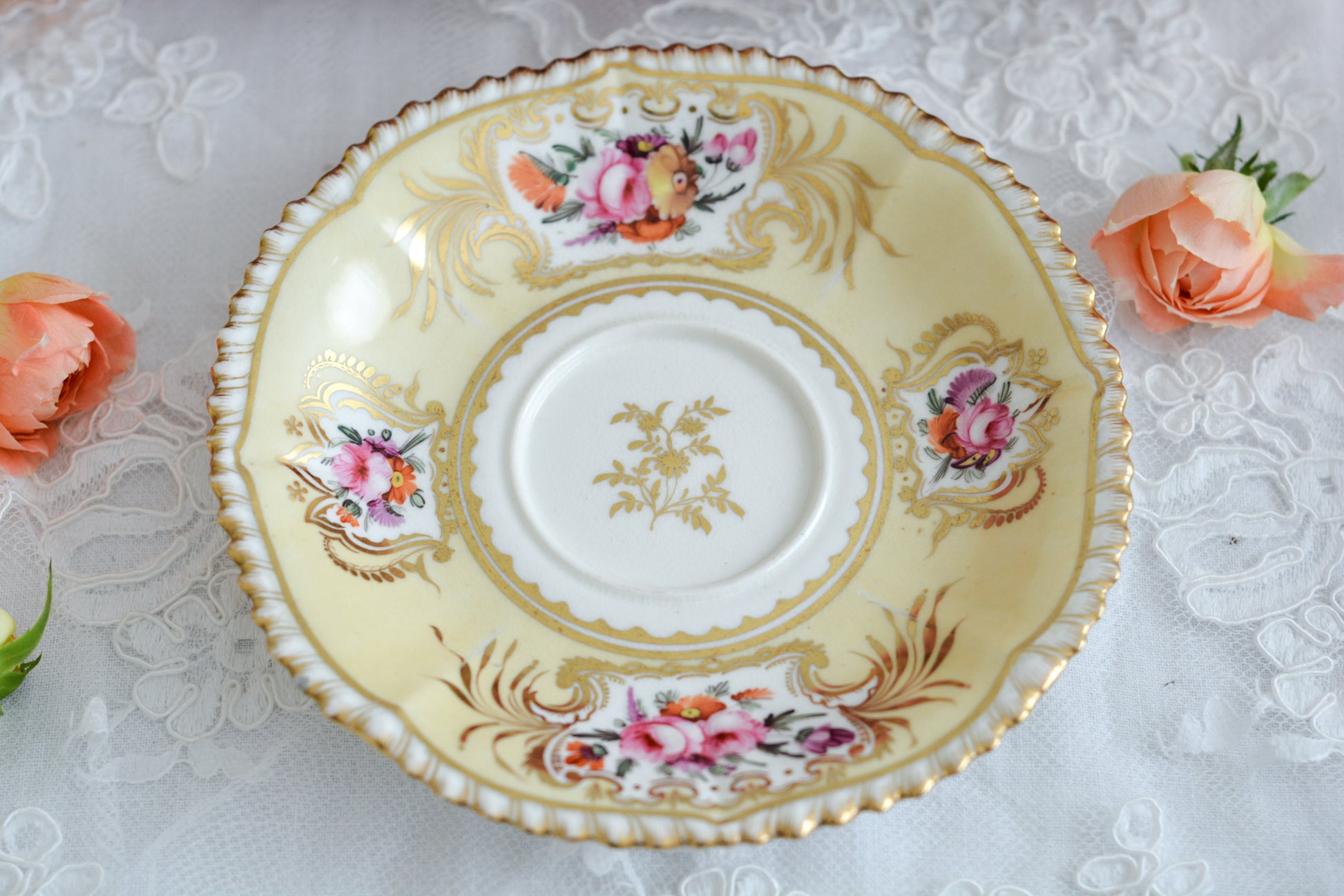 コールポートのペンブロークシェイプと呼ばれるシェイプのカップです。縁の飾り模様が特徴的で1820年代後半に作られたとても古い作品です。豪華な縁飾りに手描きで描かれた美しい花々、エレガントなリングハンドル。約200年前に作られ、この持ち主の貴族はこんな美しいカップでどんな優雅なティータイムを過ごしていたのでしょうか。