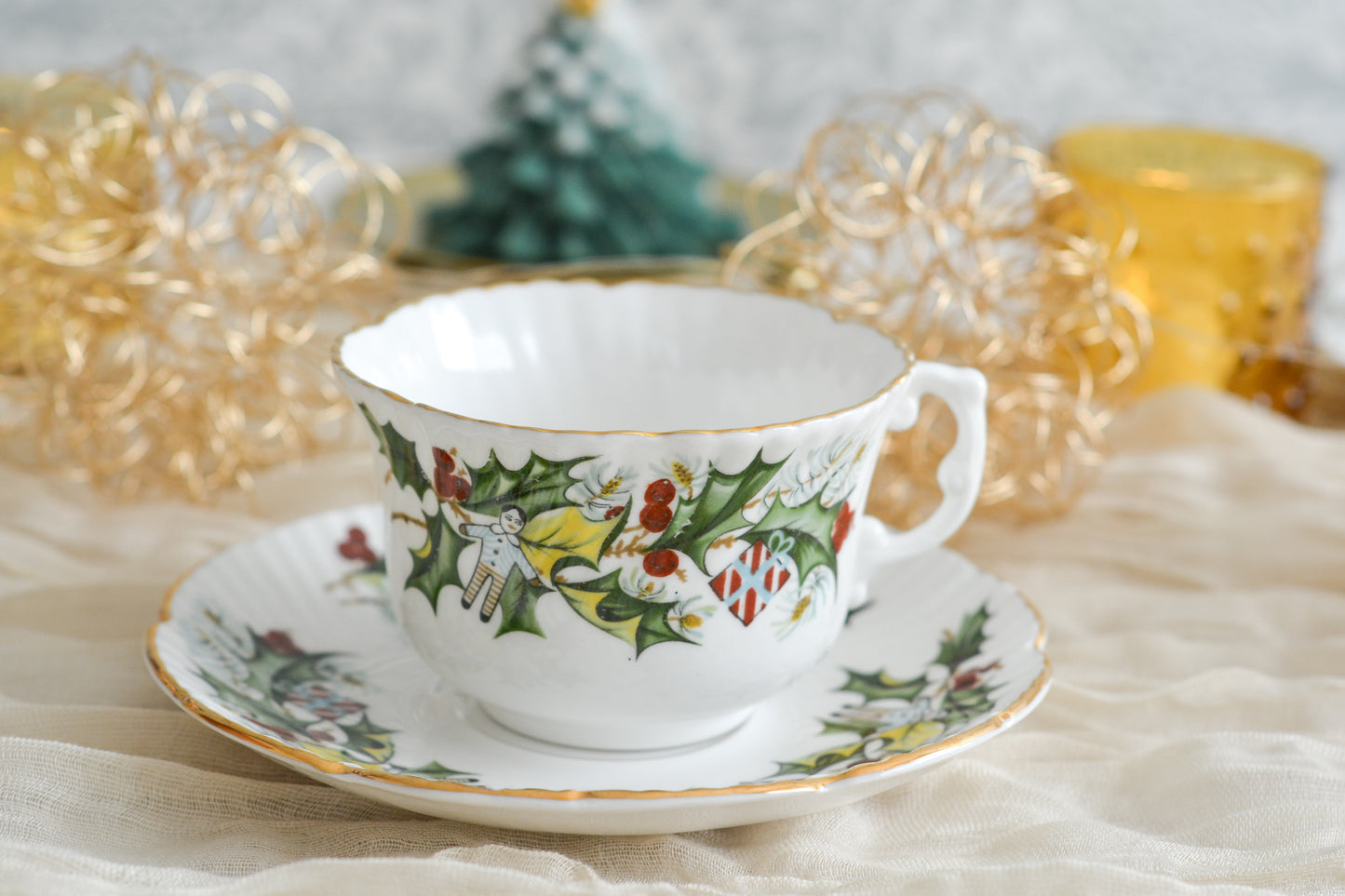 ハマースレイのクリスマスの絵柄のカップ&ソーサーは、ヒイラギにプレゼントやステッキ、お人形などクリスマスらしいモチーフがたくさん。とっても可愛らしいカップです。クリスマスのワクワクする気持ちをさらに盛り上げてくれそうですね。今回1客だけ入荷できました!ぜひクリスマスのティータイムをお楽しみくださいませ。