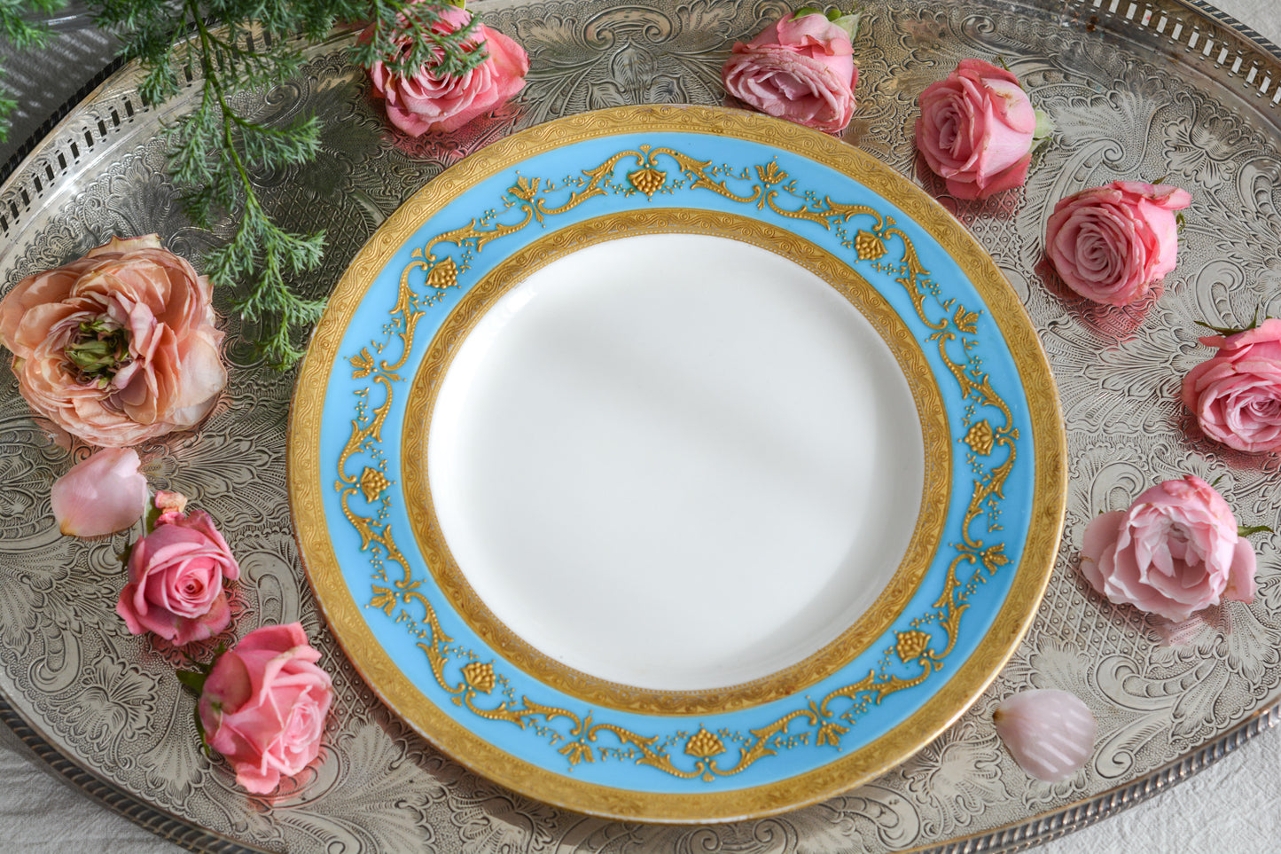 ティファニー社がミントンにオーダーしたプレート。ミントンブルーに金盛りの繊細な模様がとても美しいお品です。ミントンらしいエレガントなデザインはティファニーのイメージにもぴったり。ティファニーは英国の磁器メーカーに特注し、商品をたくさん輸入していました。各メーカーともティファニーの特注品は特にエレガントなデザインが多いです。流行を生み出す力はさすがですね。