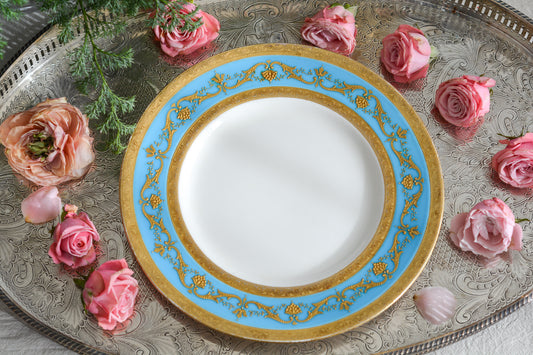 ティファニー社がミントンにオーダーしたプレート。ミントンブルーに金盛りの繊細な模様がとても美しいお品です。ミントンらしいエレガントなデザインはティファニーのイメージにもぴったり。ティファニーは英国の磁器メーカーに特注し、商品をたくさん輸入していました。各メーカーともティファニーの特注品は特にエレガントなデザインが多いです。流行を生み出す力はさすがですね。