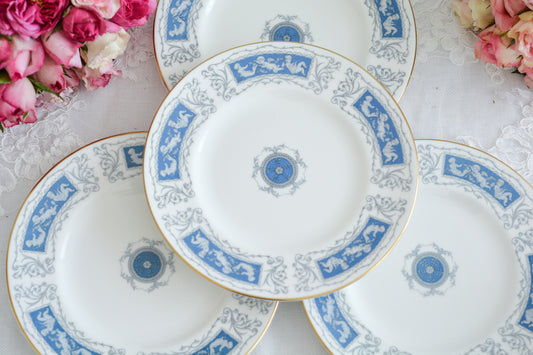 コールポートはウェッジウッドに合併されて製造停止までの間にたくさんのヴィンテージシリーズを製造しています。今回ご紹介するのは「レヴェリー」。天使の絵柄がとっても可愛らしいシリーズです。爽やかなブルーカラーにたくさんの天使達。夏のティータイムにもぴったりですね。こちらは1枚の価格です。在庫が全部で5枚ございます。