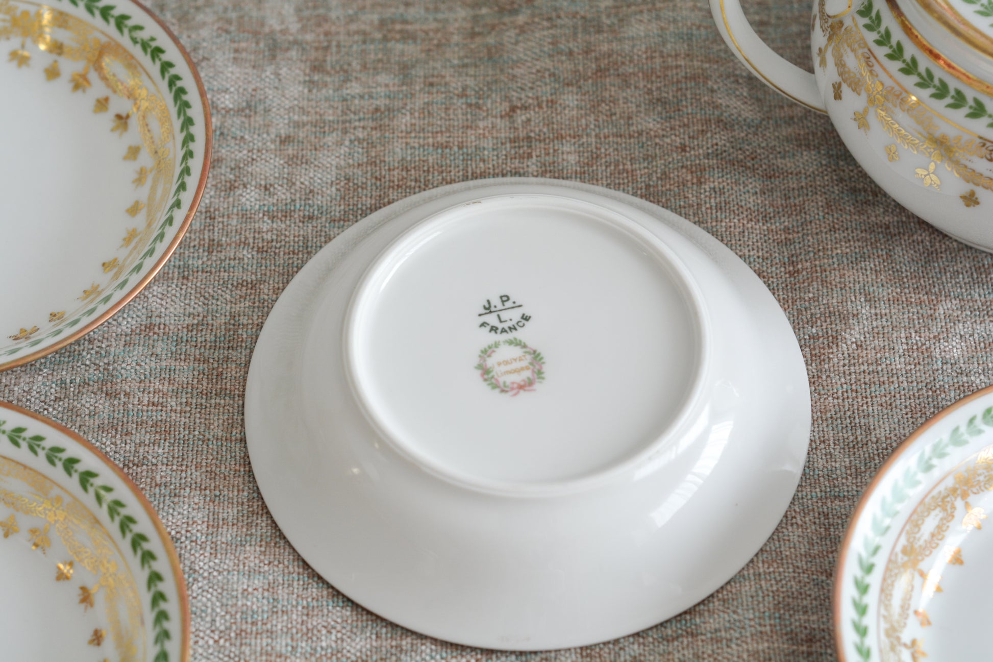 フランスのリモージュ、ジャン・プーヤ工房の小さなプレートです。シンプルですが、上品なデザインでクリスマスのテーブルを盛り上げます。ぜひクリスマスのティータイムをお楽しみいただきたいです。日本の豆皿のようなお皿でちょっとしたスイーツや、オードブルを盛り付けても素敵です。 クリスマス企画の特別価格になっています。価格は1枚の価格です。在庫が全部で12枚ございます。状態の良いものから順番にお送りいたします。