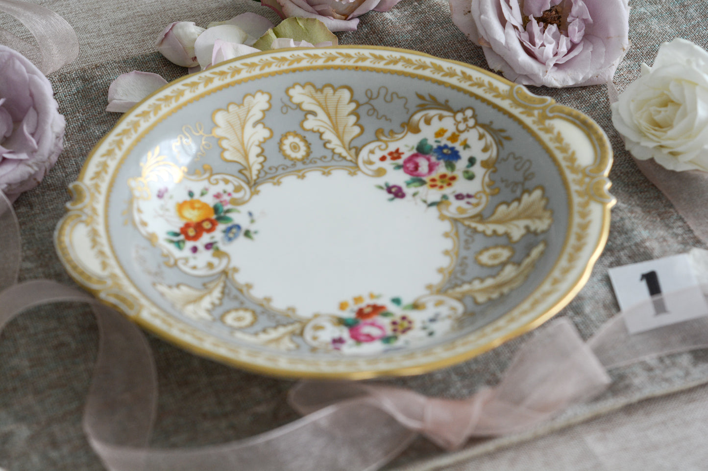 コウルドンのティファニーパターンのプレート。こちらは老舗ハロッズがオーダーしたもので、こちらはティファニーのスタンプはありませんが、柄はティファニーがコウルドンにオーダーしたパターンです。ティファニーらしい上品な絵柄がとても美しくでコウルドンの中でも人気のシリーズです。当時も人気があったのでしょう。いろいろな小売店がコウルドンにオーダーしています。ハンドルのついた深めのプレートはサービングプレートにもお使いいただきやすいと思います。