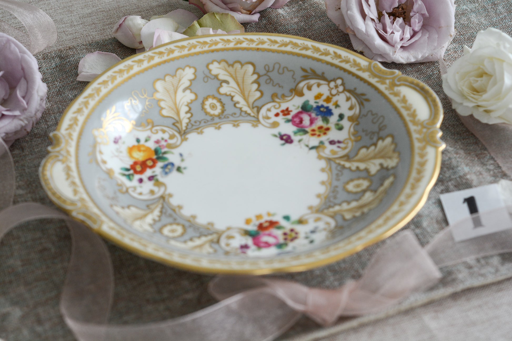 コウルドンのティファニーパターンのプレート。こちらは老舗ハロッズがオーダーしたもので、こちらはティファニーのスタンプはありませんが、柄はティファニーがコウルドンにオーダーしたパターンです。ティファニーらしい上品な絵柄がとても美しくでコウルドンの中でも人気のシリーズです。当時も人気があったのでしょう。いろいろな小売店がコウルドンにオーダーしています。ハンドルのついた深めのプレートはサービングプレートにもお使いいただきやすいと思います。