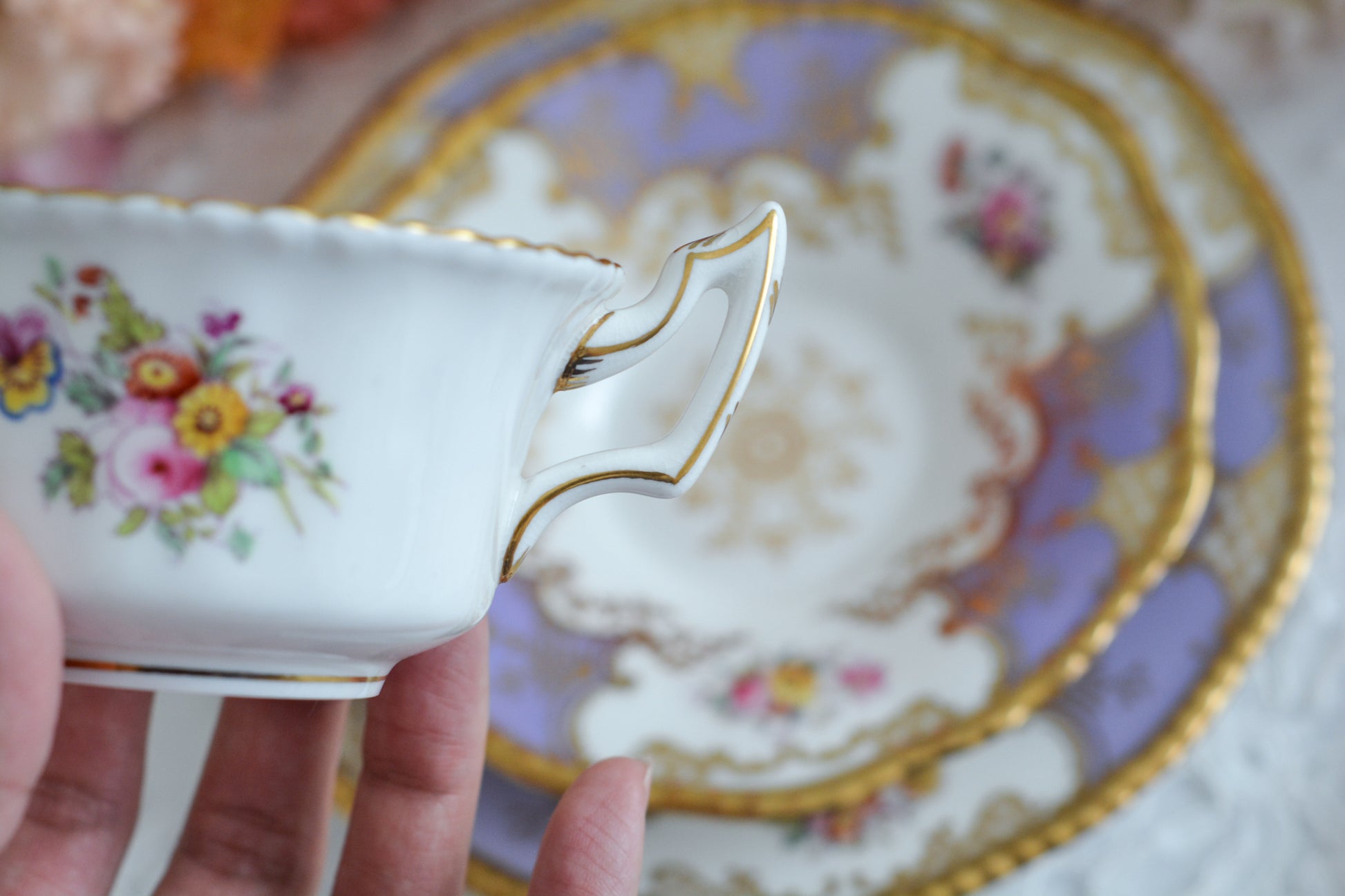 コールポートの人気シリーズ、バットウィングシリーズ。こちらはとても貴重なライラックカラーのティートリオです。そしてさらにカップの側面にブーケの模様が描かれている珍しいデザインです。ライラックカラーは美しいのはもちろんですが、柔らかな印象でとても上品ですね。最近はバットウィングシリーズは探すことがより困難になっております。ライラックカラーは元々レアカラーと言われるお品で、当店では初めてご紹介できます。美しいティートリオをぜひお楽しみください。